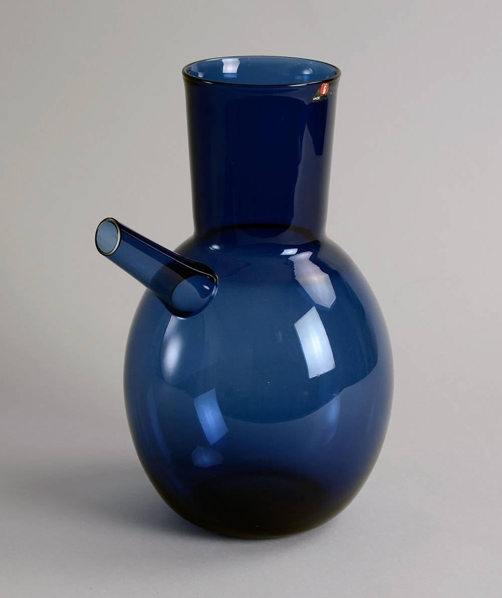 Decanter in blue glass by Timo Sarpaneva for Iittala.
Measures: Height 8 3/4