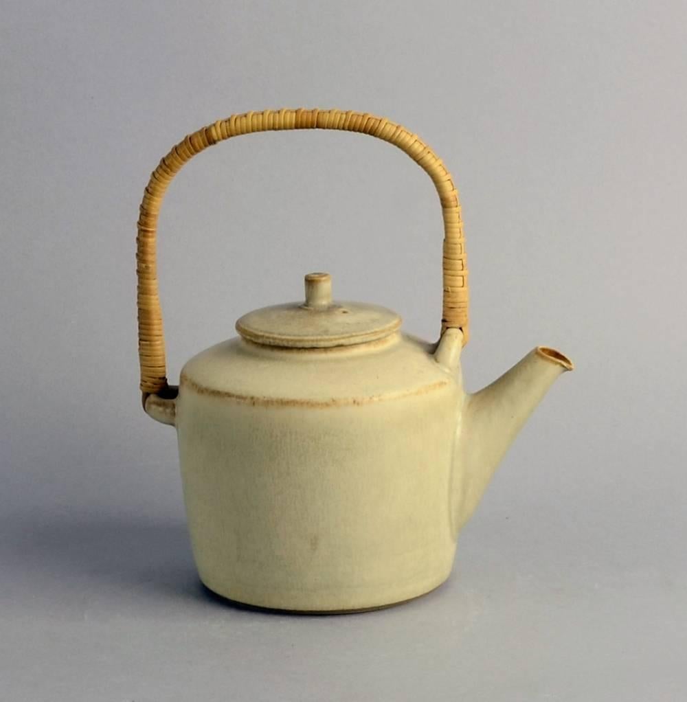 Per and Annelise Linnemann Schmidt for Palshus.
Stoneware teapot with matte olive haresfur glaze, 1950s-1960s.
Measures: Height 9 1/2" (24cm), width 8 3/4" (22cm).
Incised "Palshus STENTOJ T-4 DENMARK".
Excellent condition,