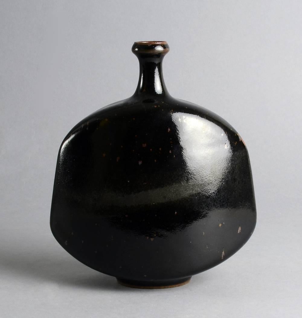Karl Scheid, own studio, Germany.
Unique stoneware flattened bottle with glossy tenmoku glaze, 1977.
Measures: Height 7 1/2
