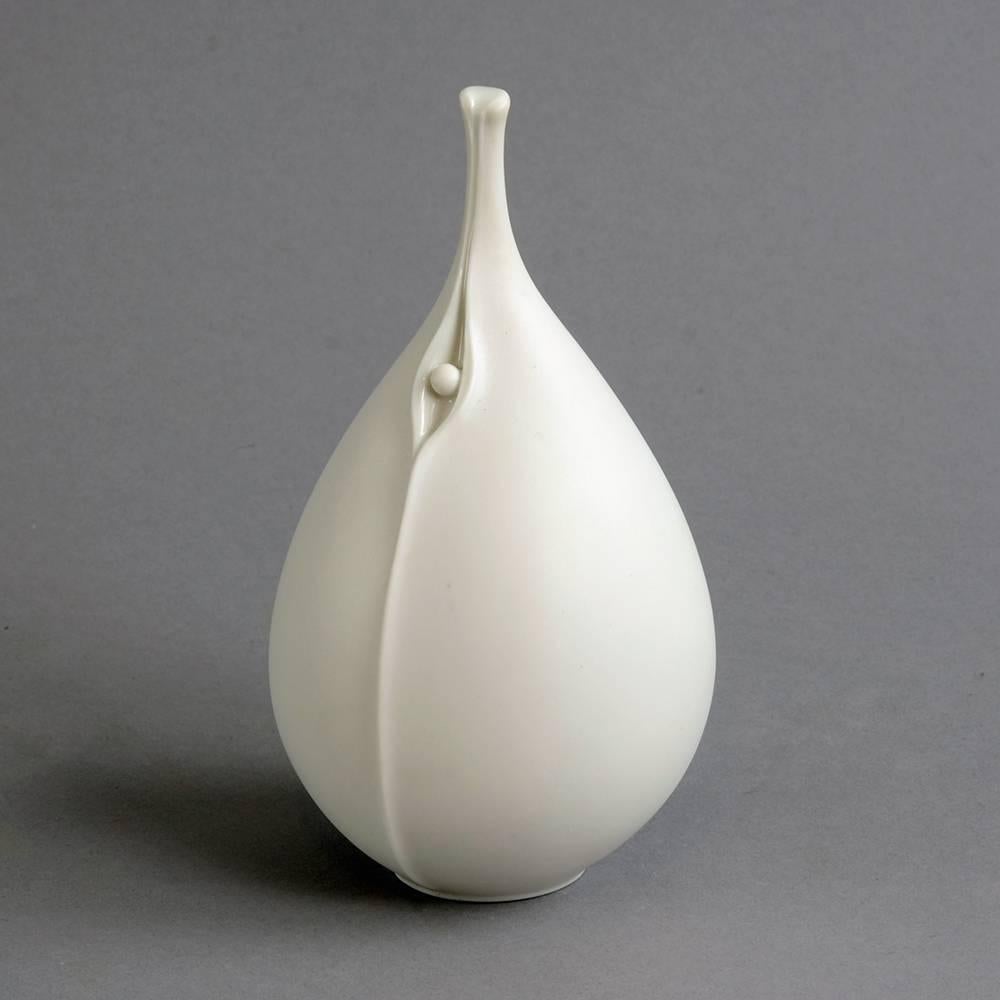Elisabeth Pott-Bischofberger für Hutschenreuther, Deutschland mehr

Skulpturales Porzellangefäß mit mattweißer Glasur.
Maße: Höhe 16,5 cm (6 1/2