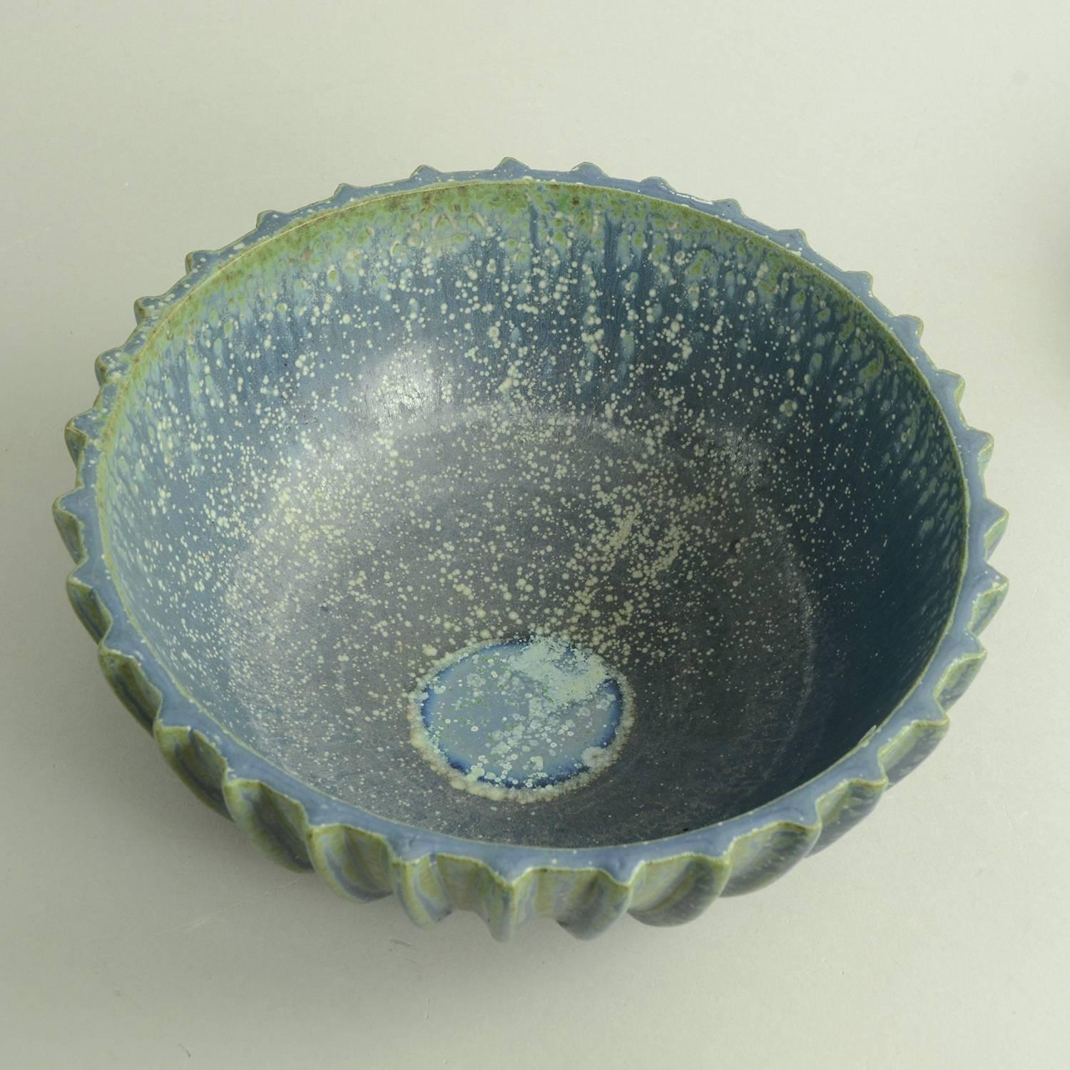 Arne Bang, own studio, Denmark
Ribbed stoneware bowl with matte blue crystalline glaze, 1930s.
Measures: Height 4 1/4