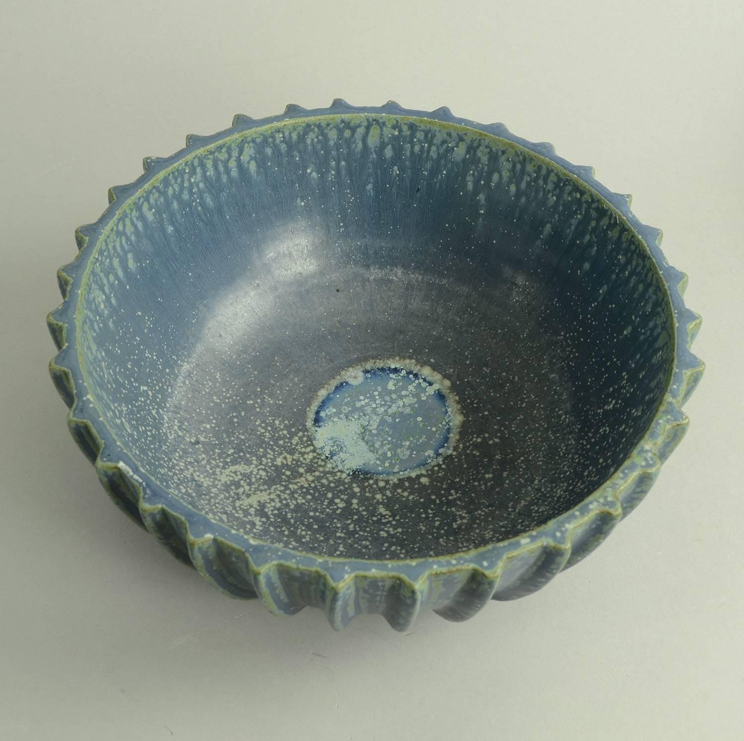 Large Ribbed Bowl with Blue Glaze by Arne Bang, Own Studio, Denmark In Excellent Condition For Sale In New York, NY