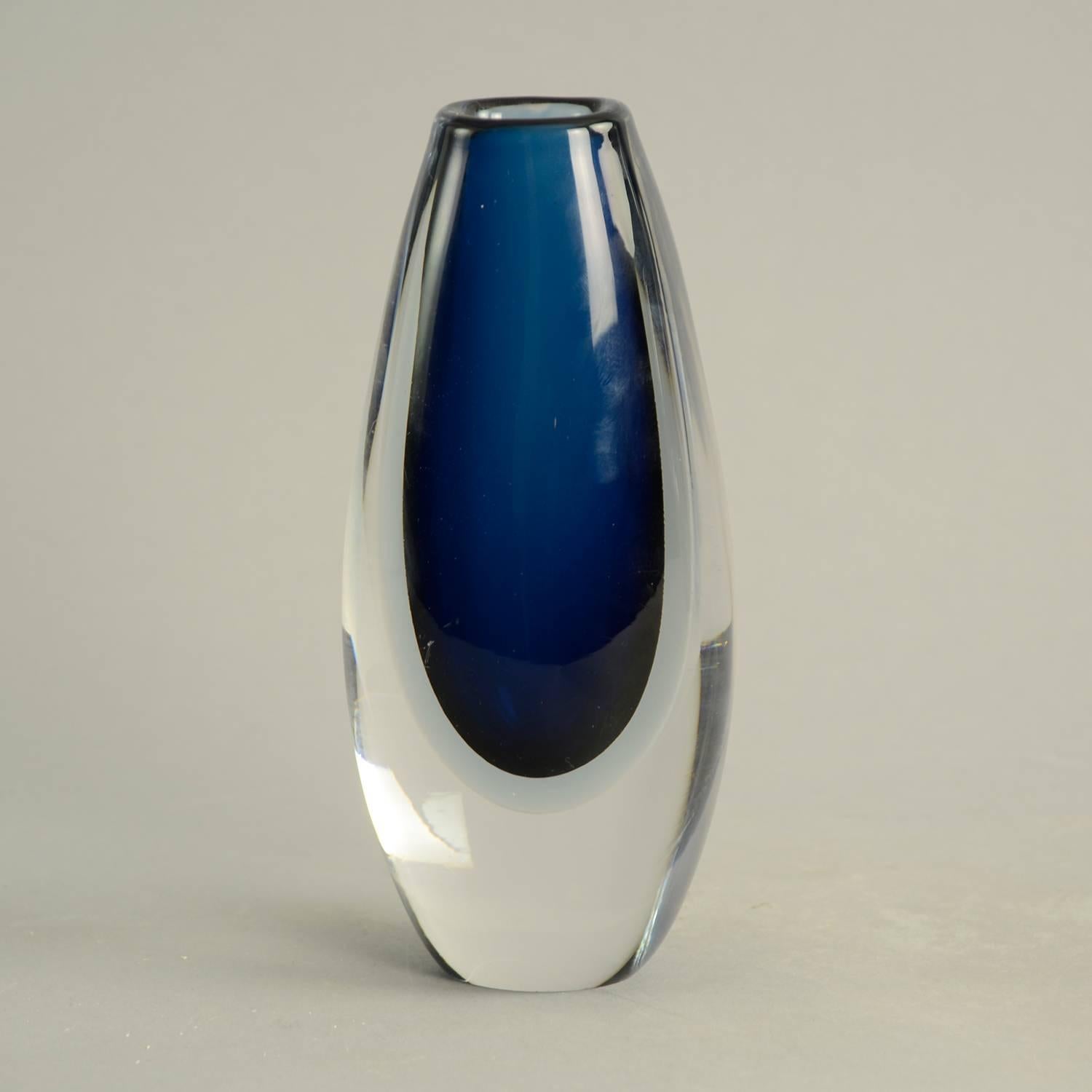 Scandinavian Modern Sommerso Vase in Blue and Clear Glass, 1950s by Vicke Lindstrand for Kosta For Sale