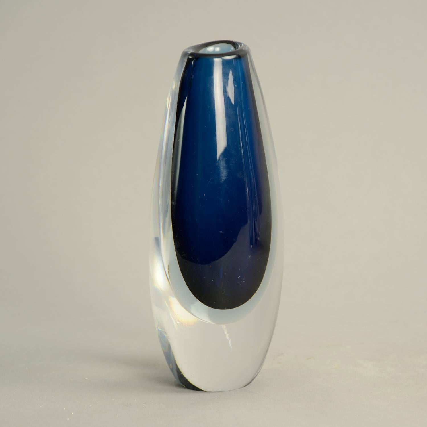 Swedish Sommerso Vase in Blue and Clear Glass, 1950s by Vicke Lindstrand for Kosta For Sale