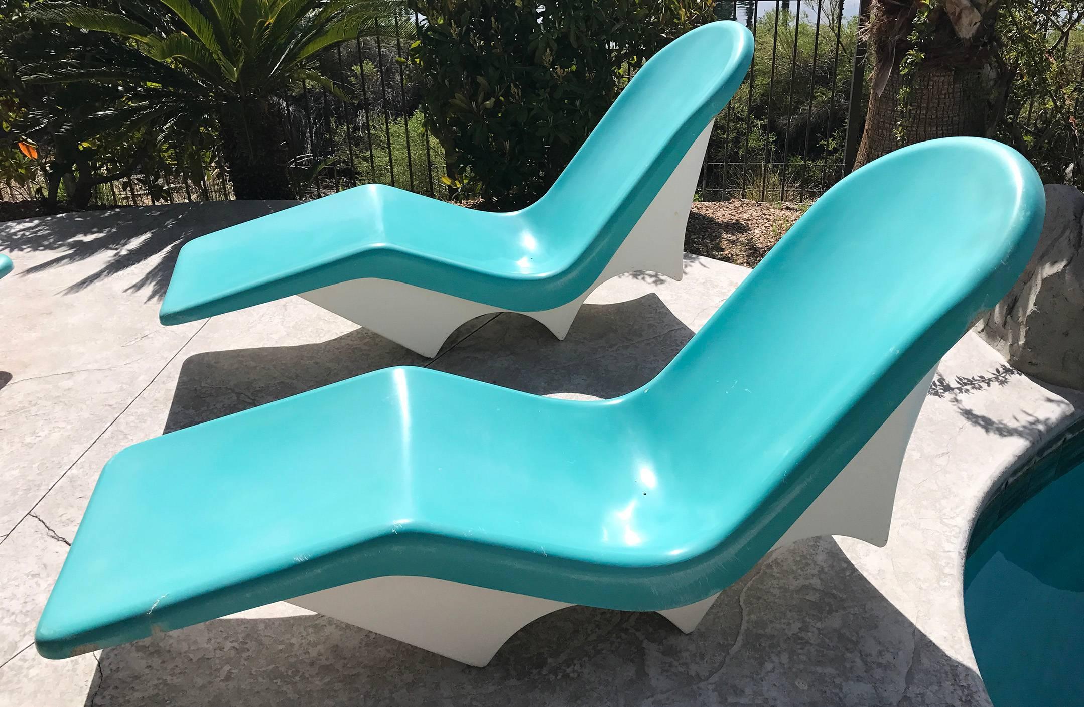 A gorgeous pair of light blue Fibrella lounge chairs by Le Barron of California. These patio, pool-side chaise lounge chairs are constructed of fiberglass and allow for two different levels of reclining. 

The lounges have been professionally