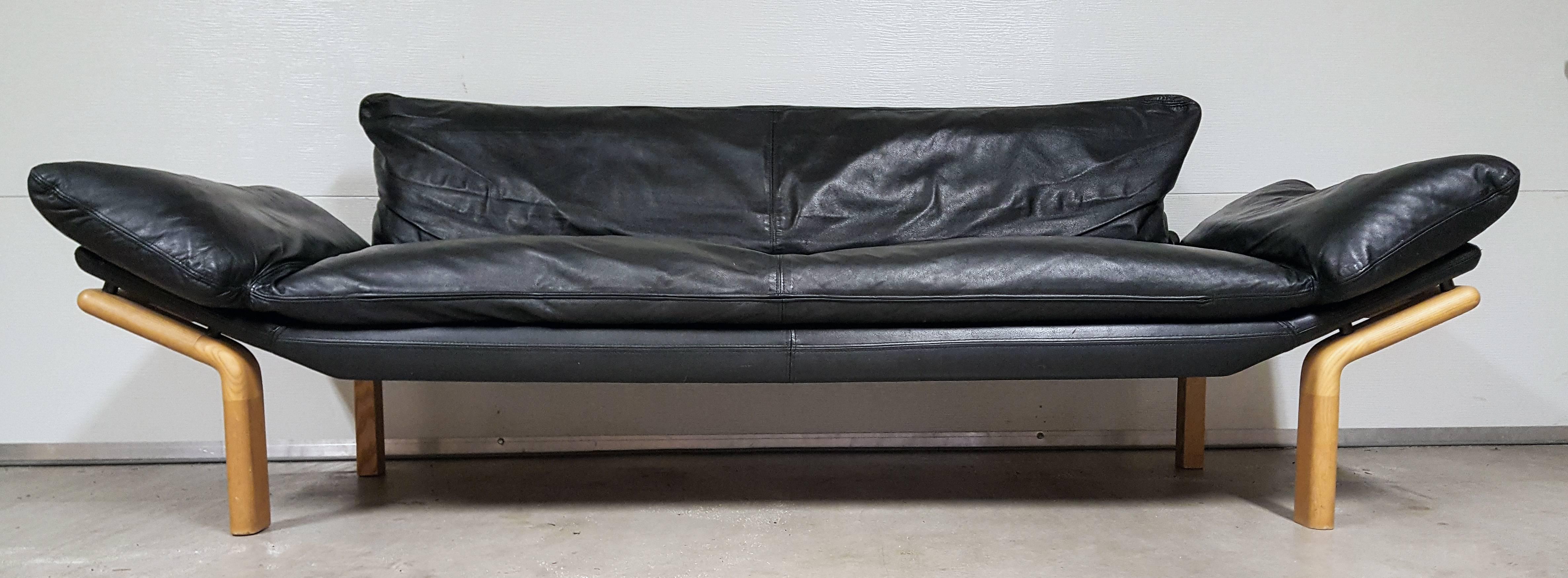 A stunning sofa by Komfort, Denmark. The sofa is upholstered in a supple black leather and is in great vintage condition. The sofa features a wrapped and 