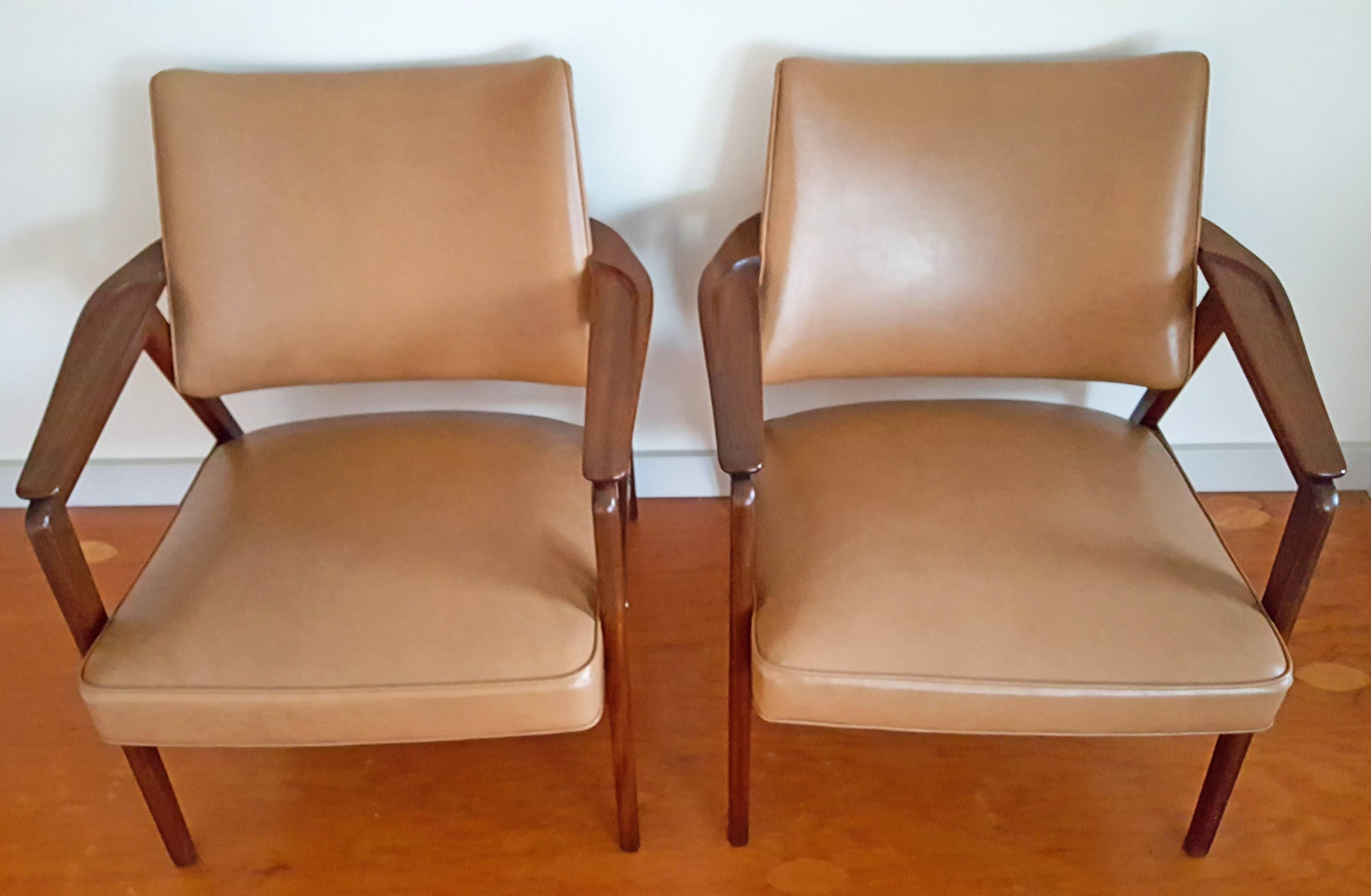 Pair of Mid-Century Lounge Chairs in the Manner of Sigvard Bernadotte In Good Condition In Culver City, CA