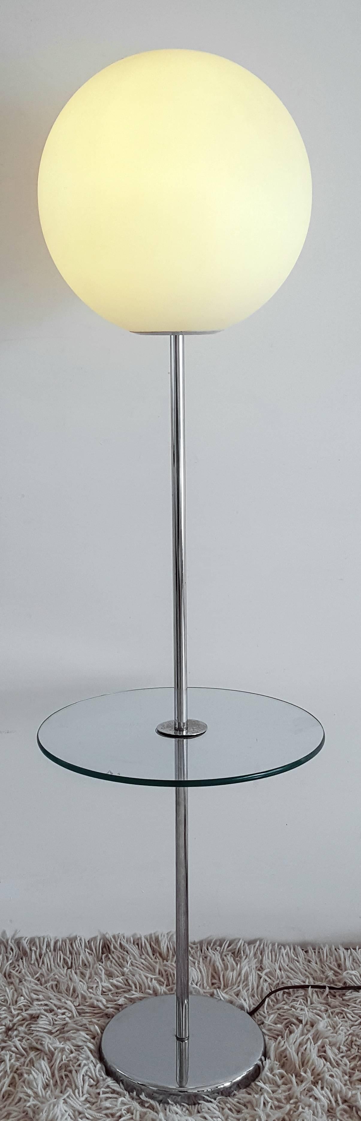 An absolutely gorgeous example of Sonneman design, this lollipop floor lamp was a signature piece of his 1970s collection. This original lollipop floor lamp features a rare built in glass table with chrome accents. 