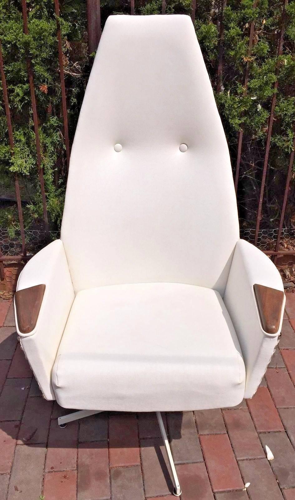 A stunning lounge chair designed by Adrian Pearsal lmodel 2174-C for Craft Associates. The chair is in excellent condition, upholstered in an ivory vinyl with exaggerated nailhead trim, this chair is a stunner.

The chair is on a swivel base and