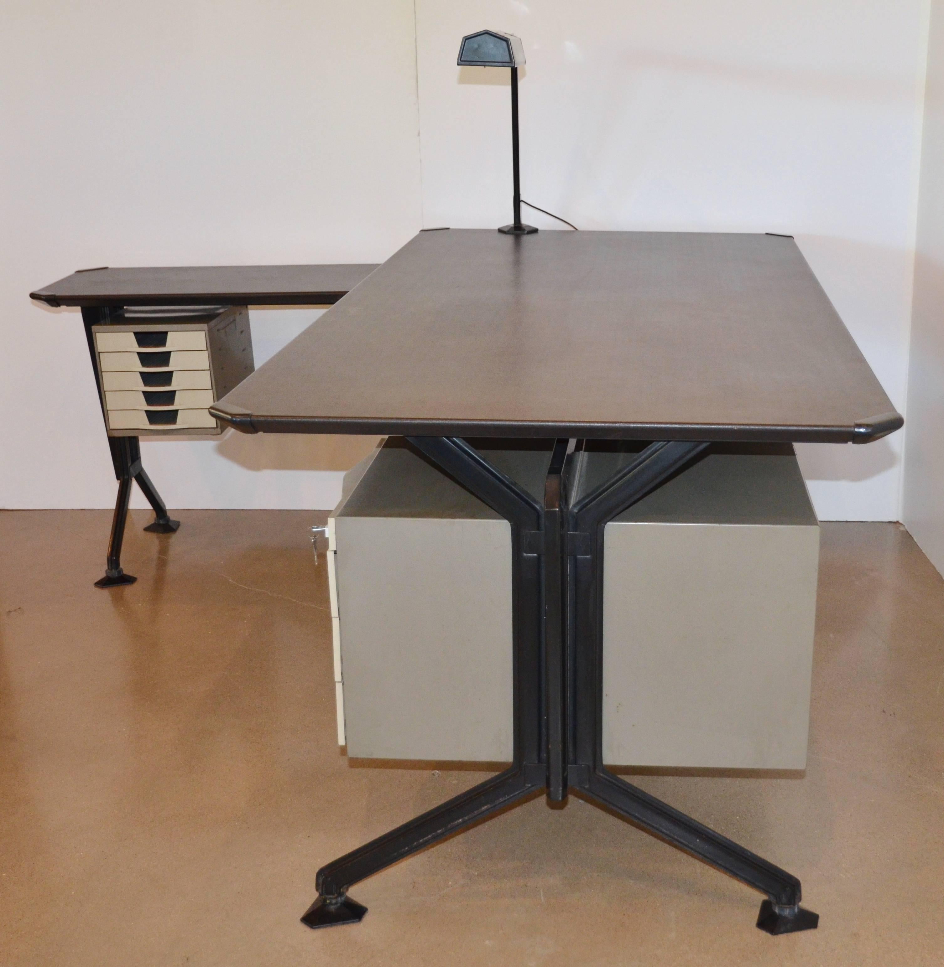 Olivetti 'Arco' Desk with Return and Lamp In Good Condition In Austin, TX