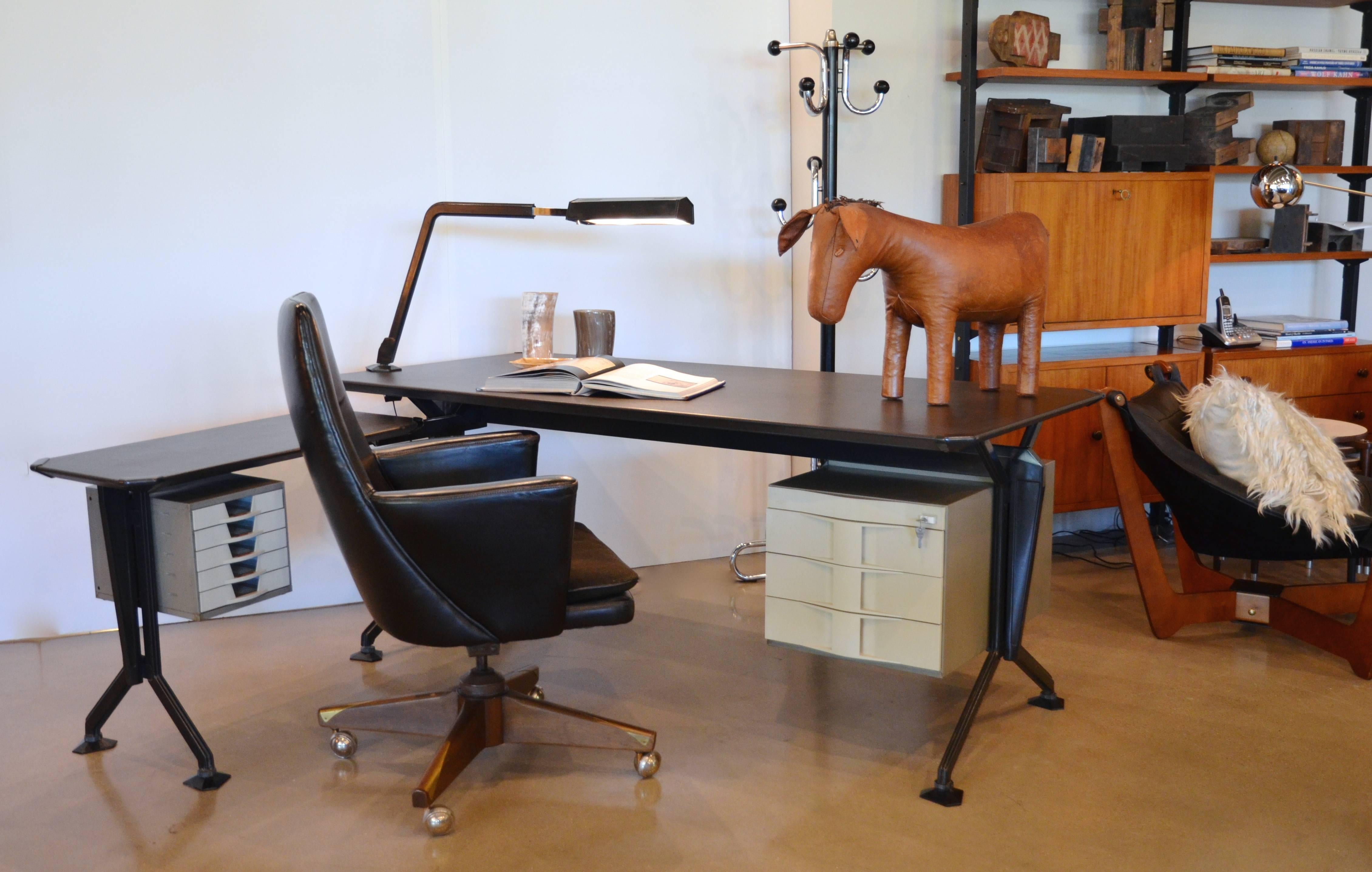 Unique and highly sought after Italian Mid-Century Modern 'Arco' writing desk and return with detachable lamp, 1963, design by Studio BBPR (Gianluigi Banfi, Lodovico Belgiojoso, Enrico Peressutti and Ernesto Rogers) for Olivetti. Desk top measures
