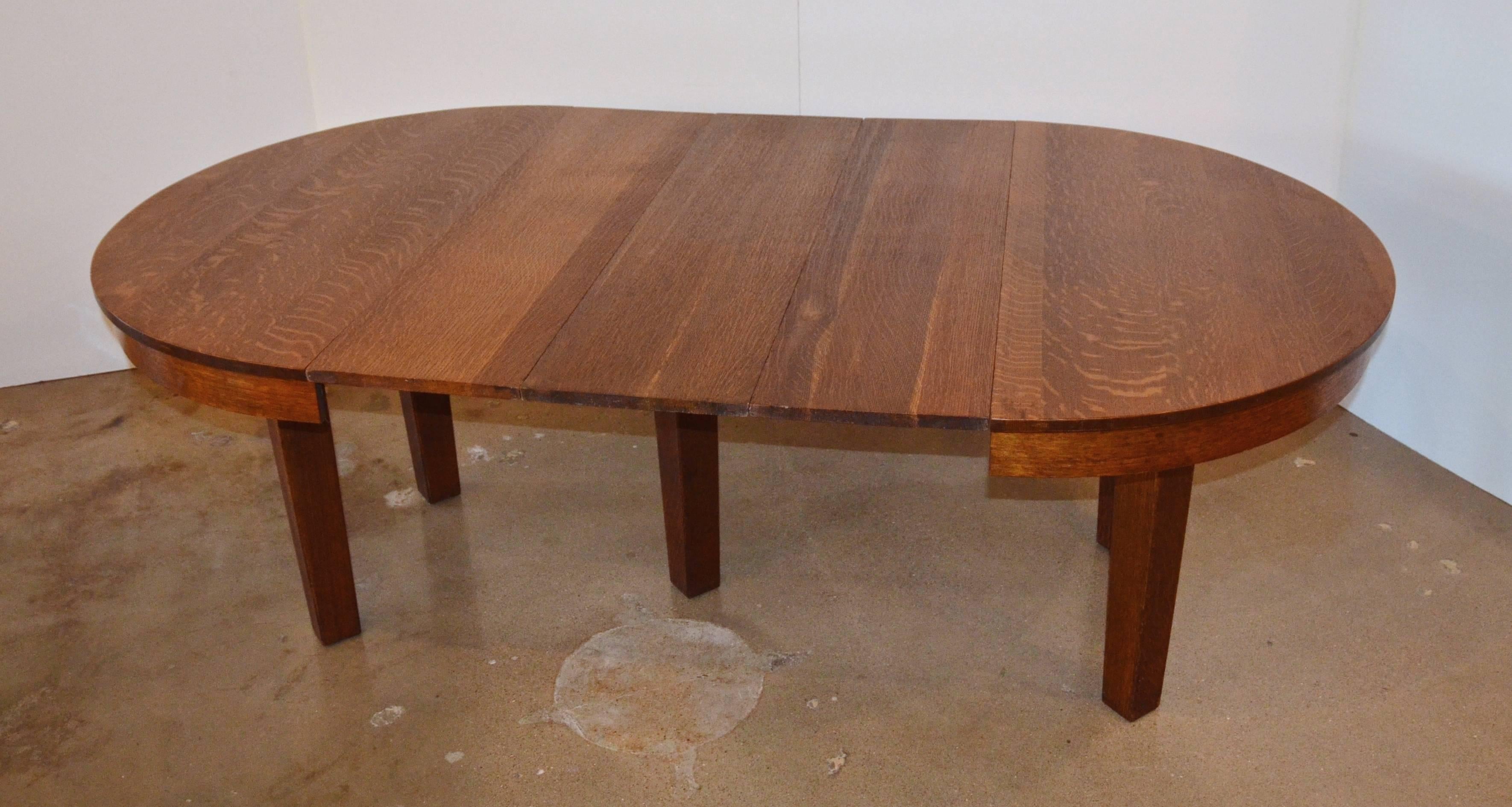 L&JG Stickley Round Dining Table In Excellent Condition In Austin, TX