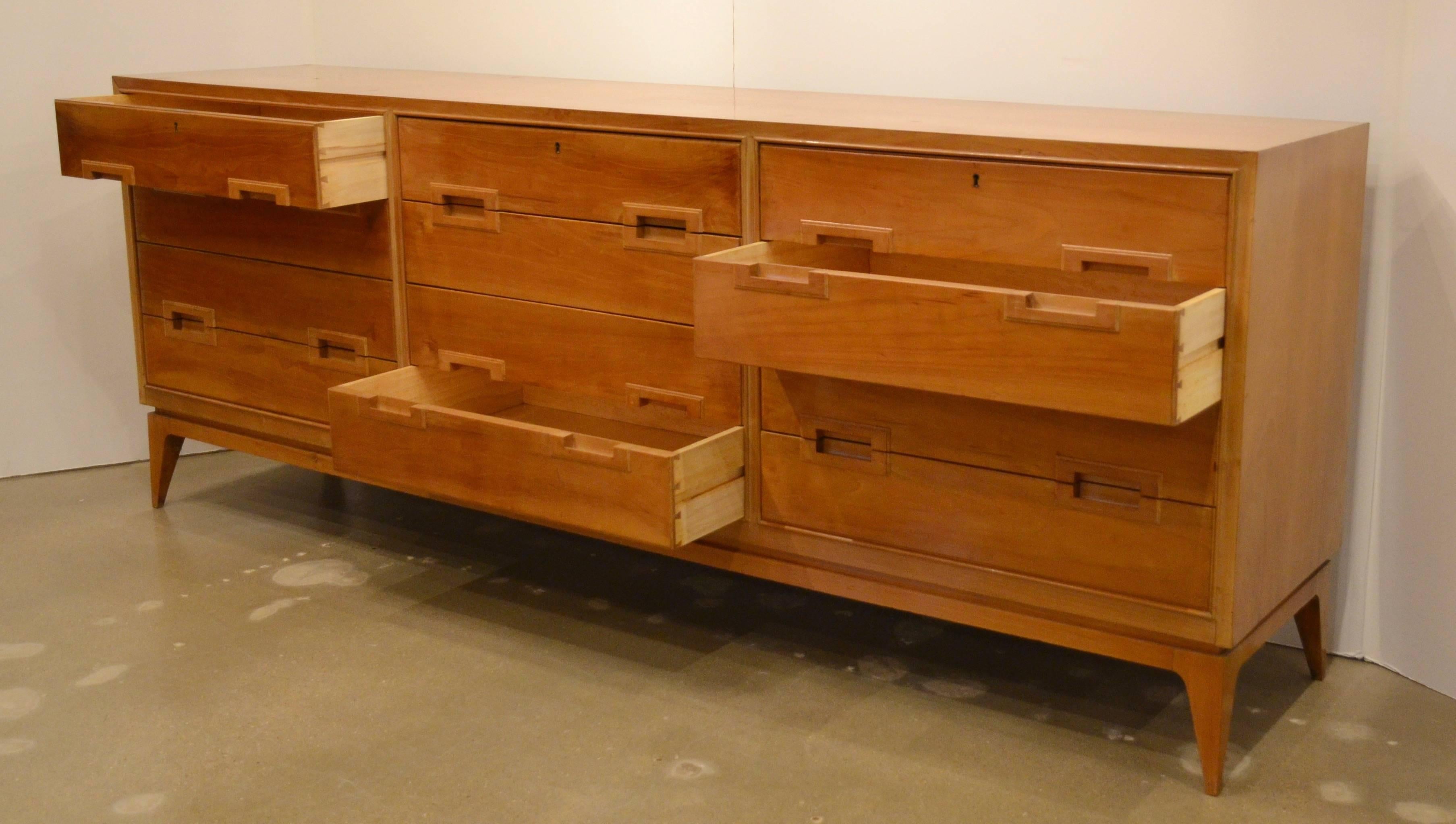 Mid-Century Italian Commode or Dresser Manner of Gio Ponti In Excellent Condition In Austin, TX