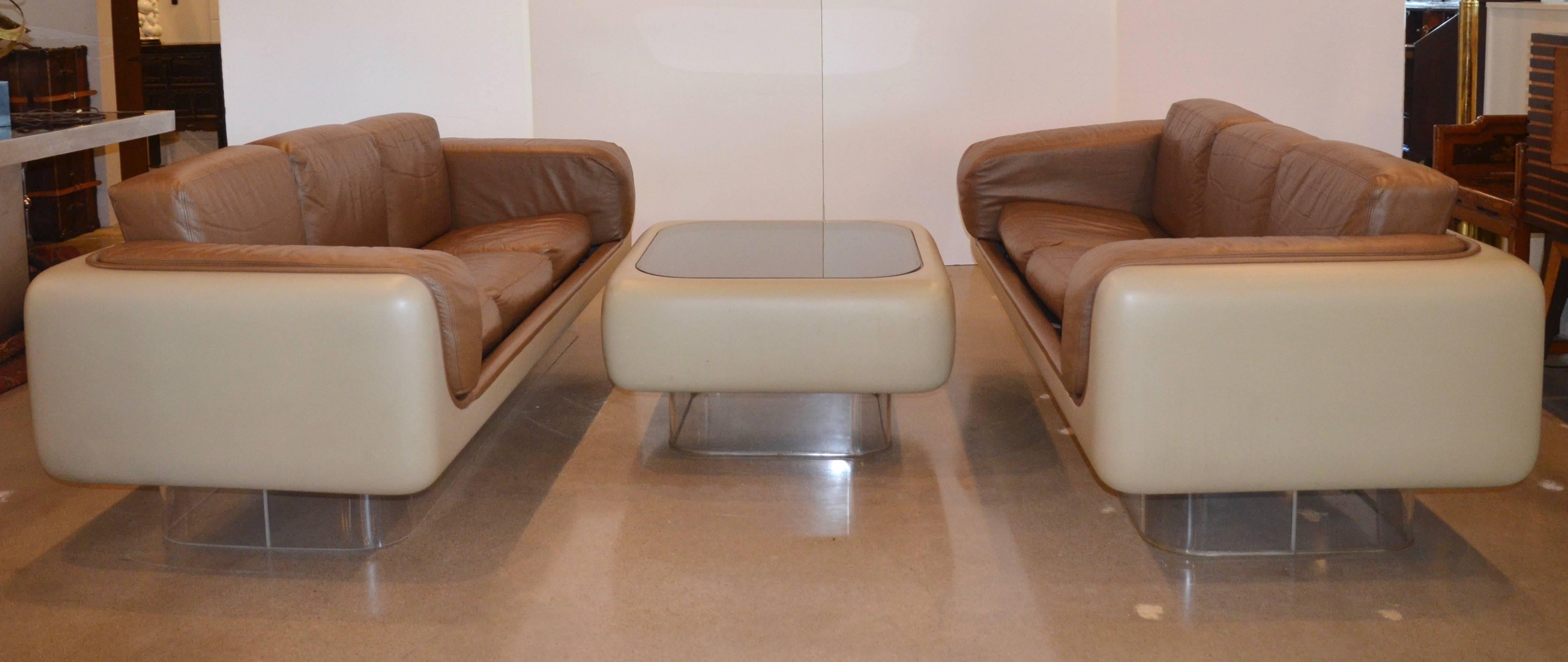 Mid-Century Modern William Andrus Sofas and Table Set of Lucite, Leather and Fiberglass, 1970s