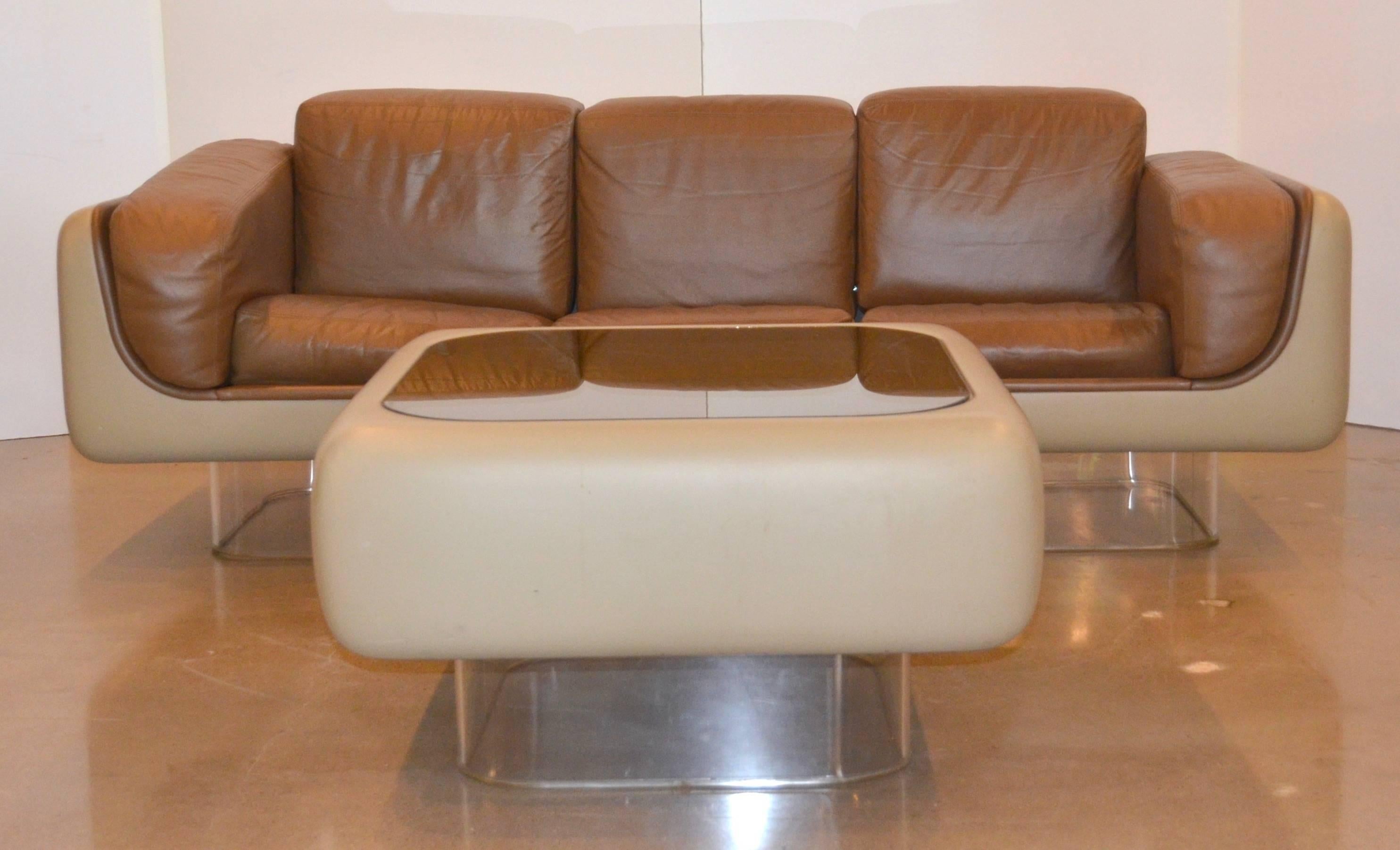 William Andrus Sofas and Table Set of Lucite, Leather and Fiberglass, 1970s In Good Condition In Austin, TX