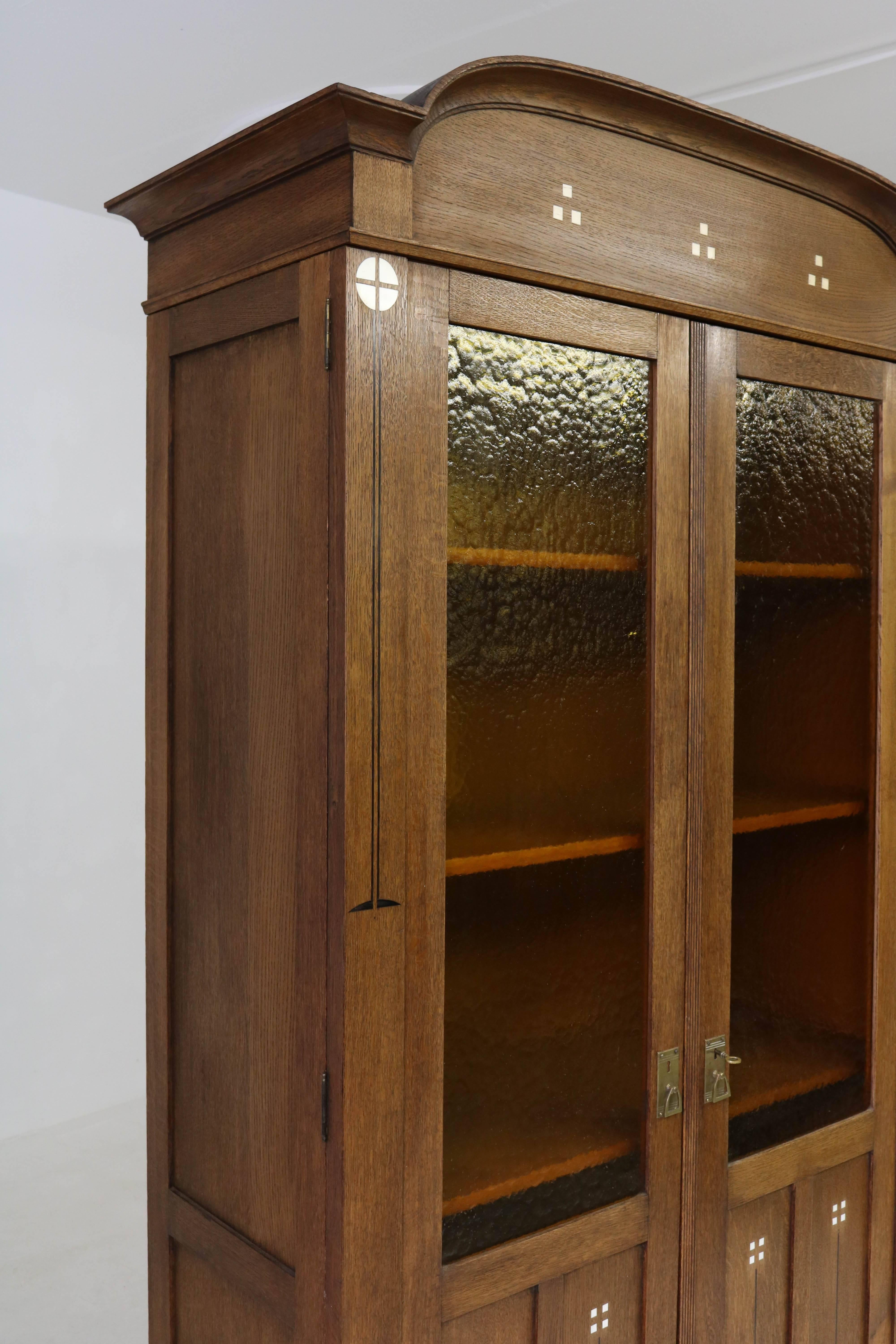 Oak Dutch Art Nouveau Bookcase with Impressive Inlay In Good Condition In Amsterdam, NL