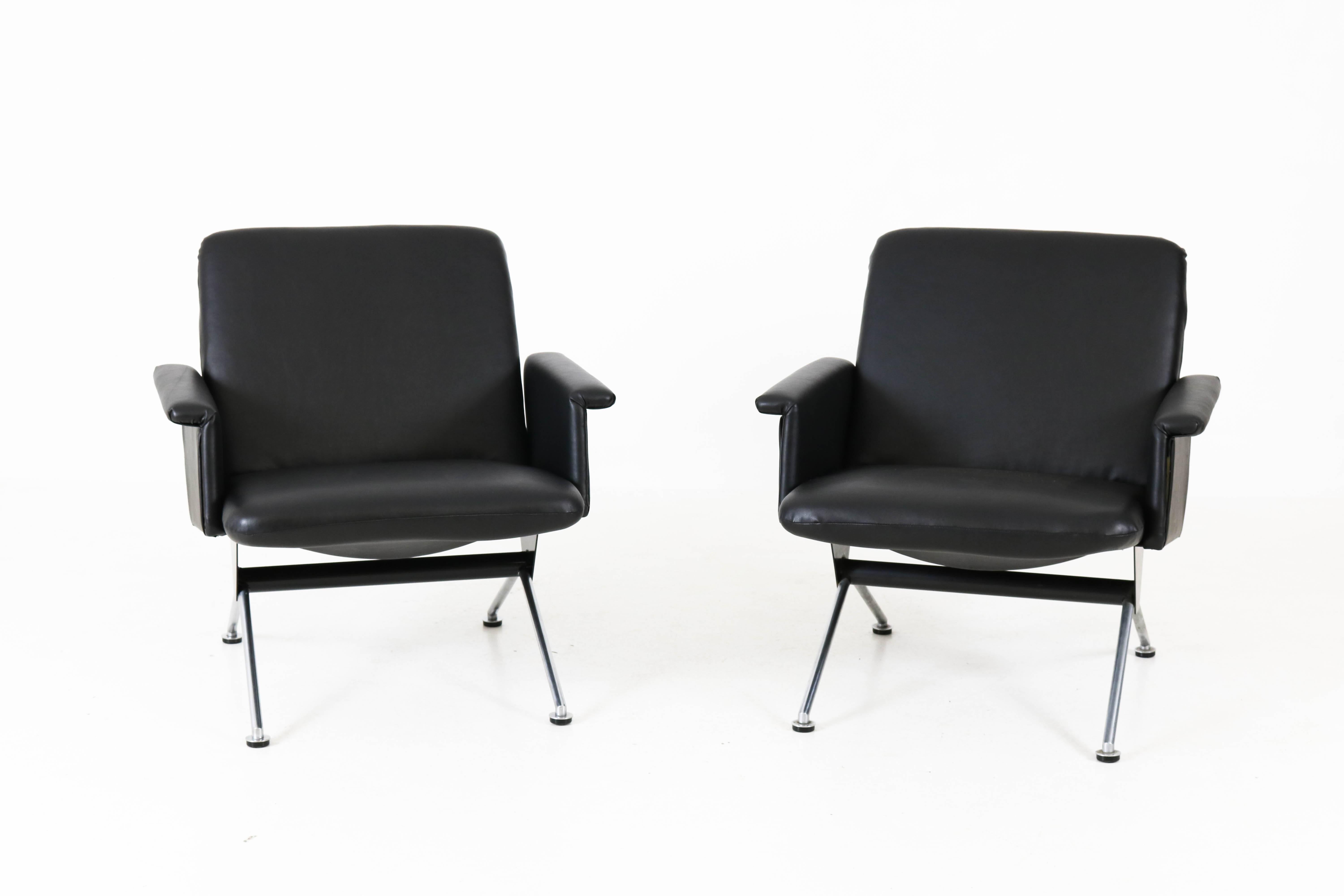 Offered by Amsterdam Modernism:
Rare pair of Mid-Century Modern lounge chairs no. 1432 by Andre Cordemeijer for Gispen, 1961.
Graphite-black lacquered metal frame with chrome-plated legs.
Re-upholstered in black faux leather.
In very good condition
