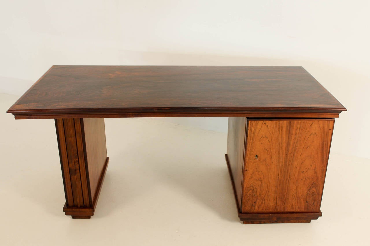 Fine rosewood Art Deco desk by Reens, Amsterdam.
The Reens brothers were inspired by the French Art Deco.
Striking Dutch design from the 1930s.
In very good refinished condition, preserving a beautiful patina.