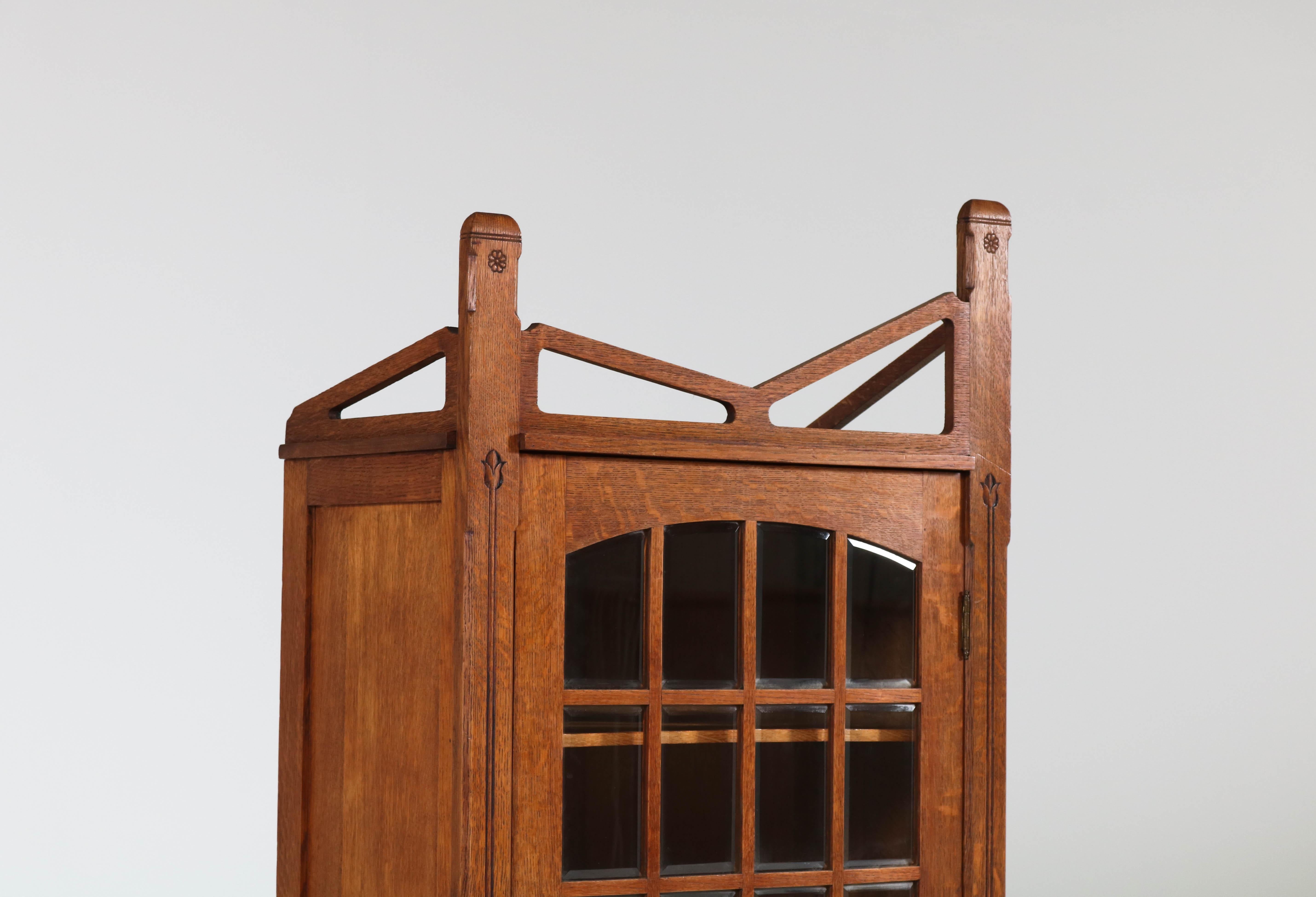 Wonderful and rare Art Nouveau Arts & Crafts bookcase with inlay.
Striking Dutch design from the 1900s.
Solid oak with original bevelled glass.
Marked with metal tag Prins Culemborg.
In good original condition with minor wear consistent with age