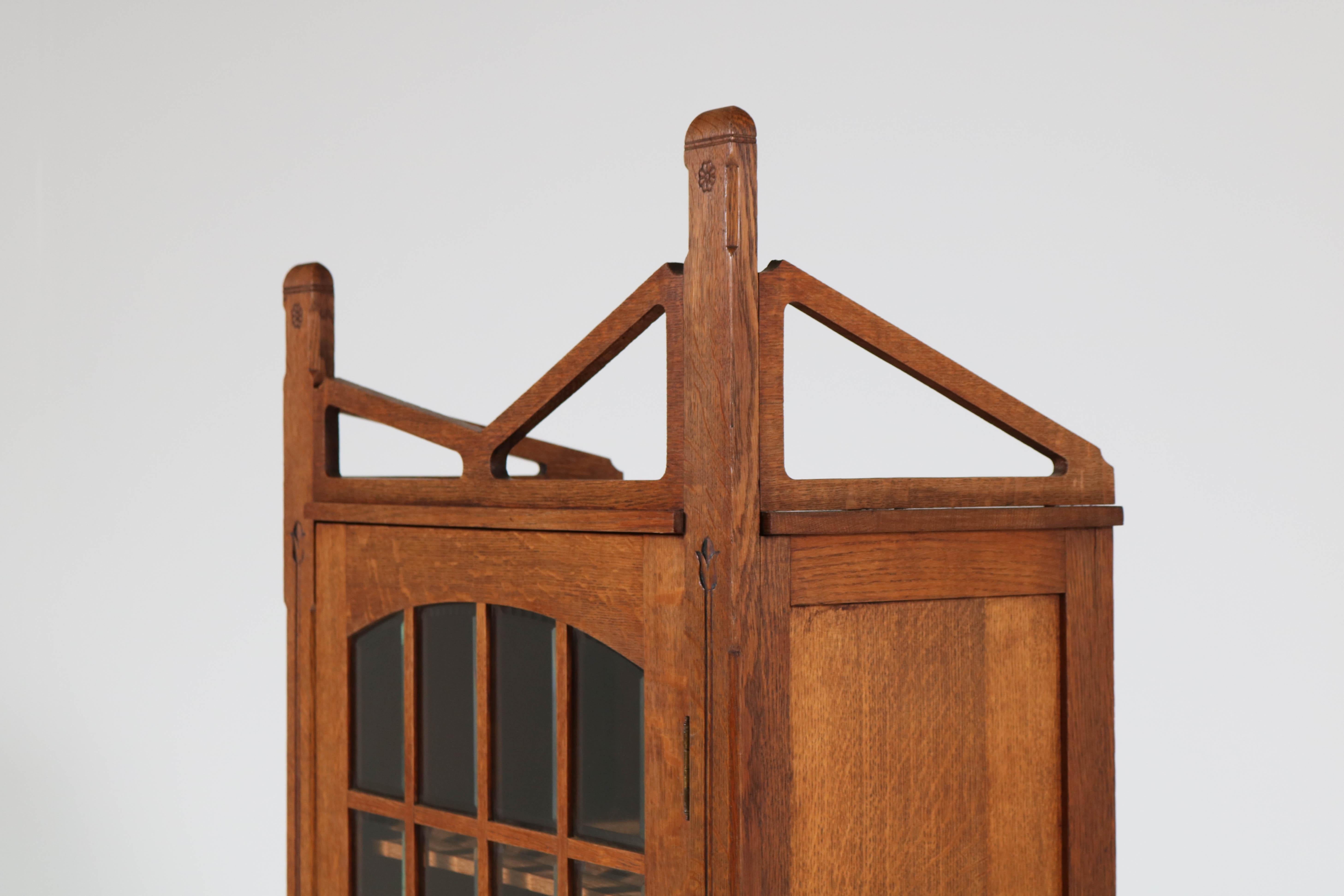 Dutch Oak Art Nouveau Arts & Crafts Bookcase by Prins Culemborg, 1900s (Glas)