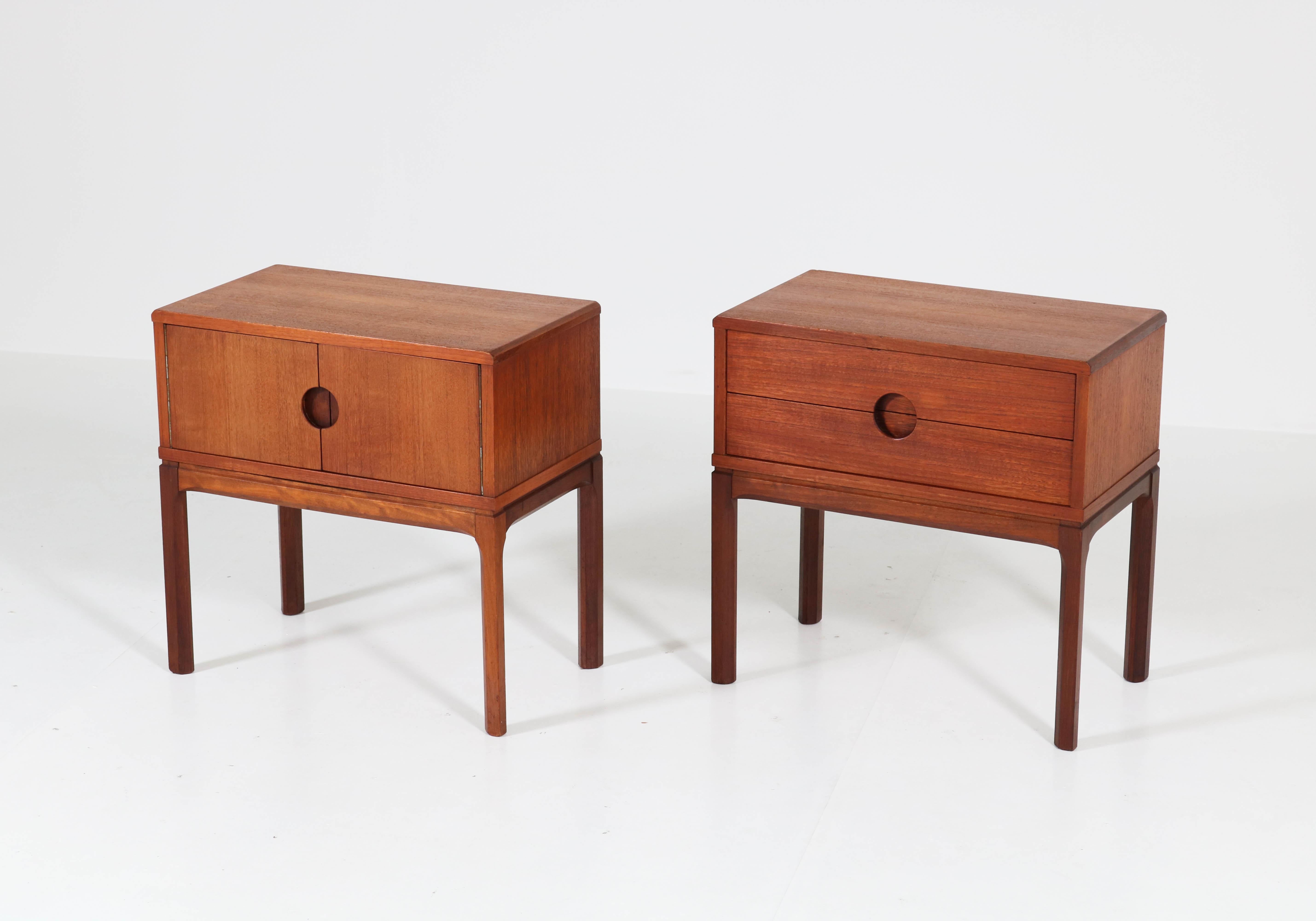 Offered by Amsterdam Modernism:
Stunning pair of teak Mid-Century Modern bedside tables or nightstands No.384.
Design by Aksel Kjersgaard for Odder Denmark.
Striking Danish design from the 1950s.
In good original condition with minor wear consistent