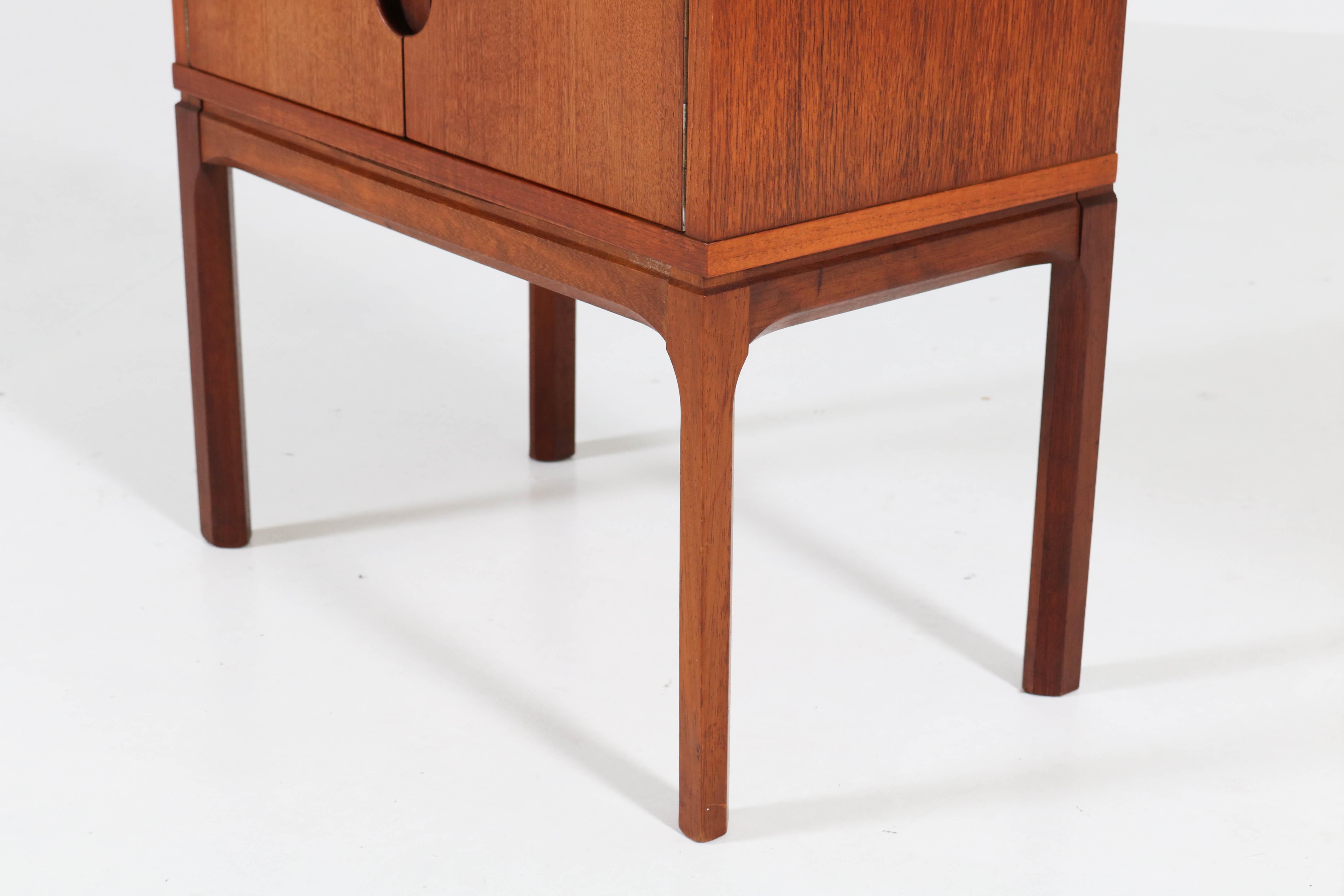 Pair of Teak Mid-Century Modern Bedside Tables No 384 by Aksel Kjersgaard, 1950s (Mitte des 20. Jahrhunderts)