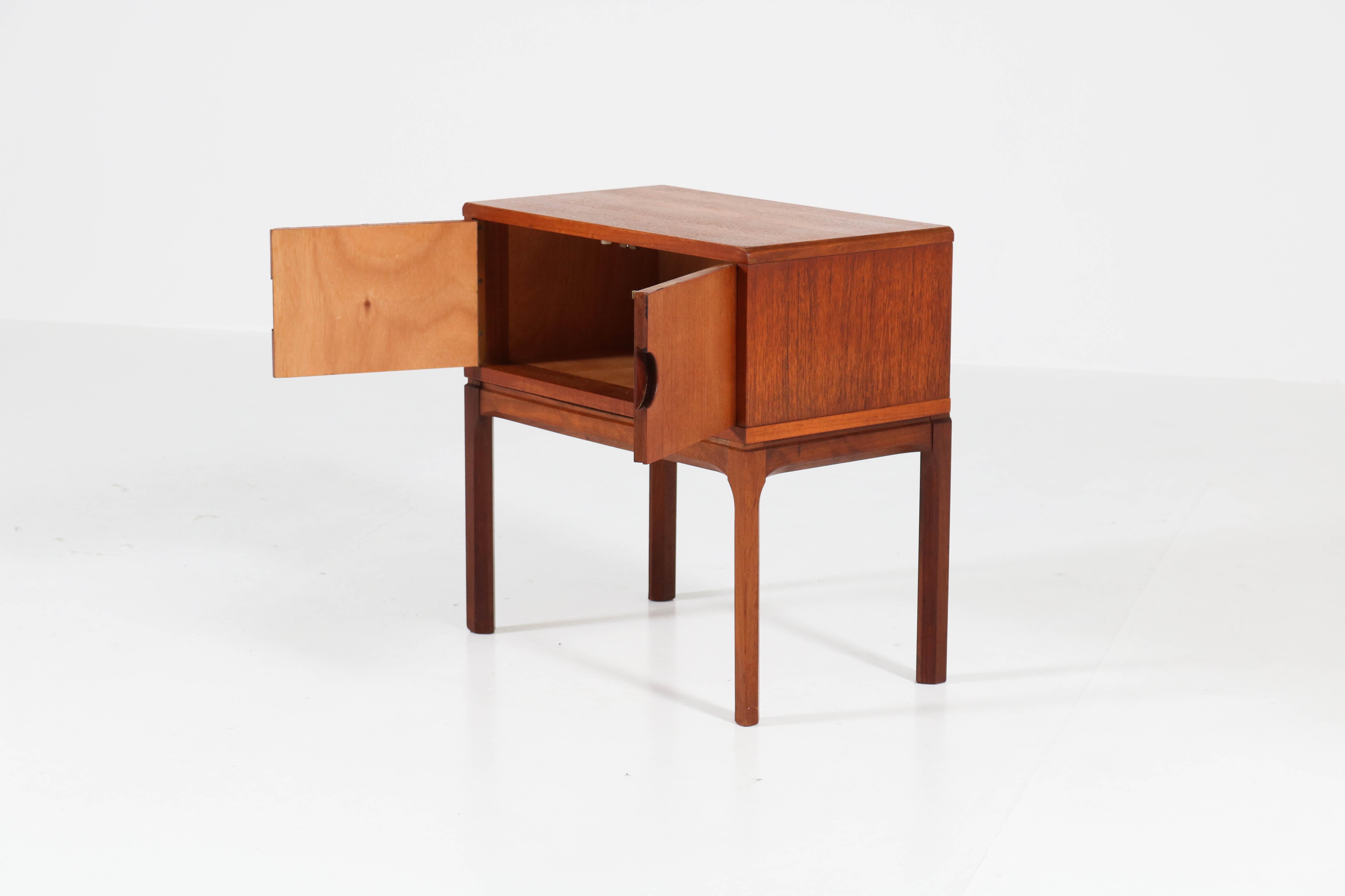 Pair of Teak Mid-Century Modern Bedside Tables No 384 by Aksel Kjersgaard, 1950s (Teakholz)