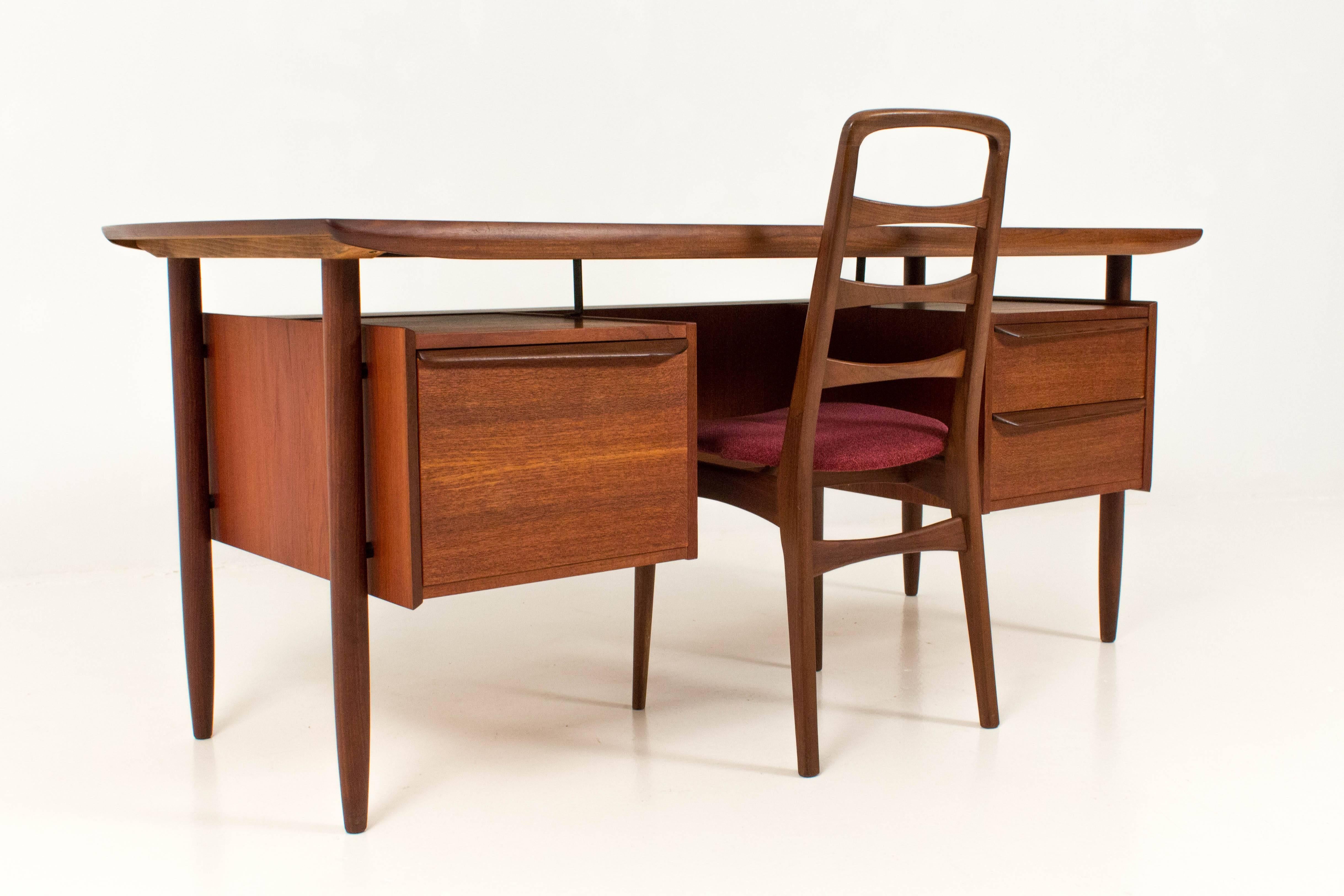 Mid-Century Modern teak floating top desk by Tijsseling for Hulmefa, 1960s.
Three drawers with organic pulls and rear bookshelf.
Together with a nicely shaped chair.
In good original condition with minor wear consistent with age and