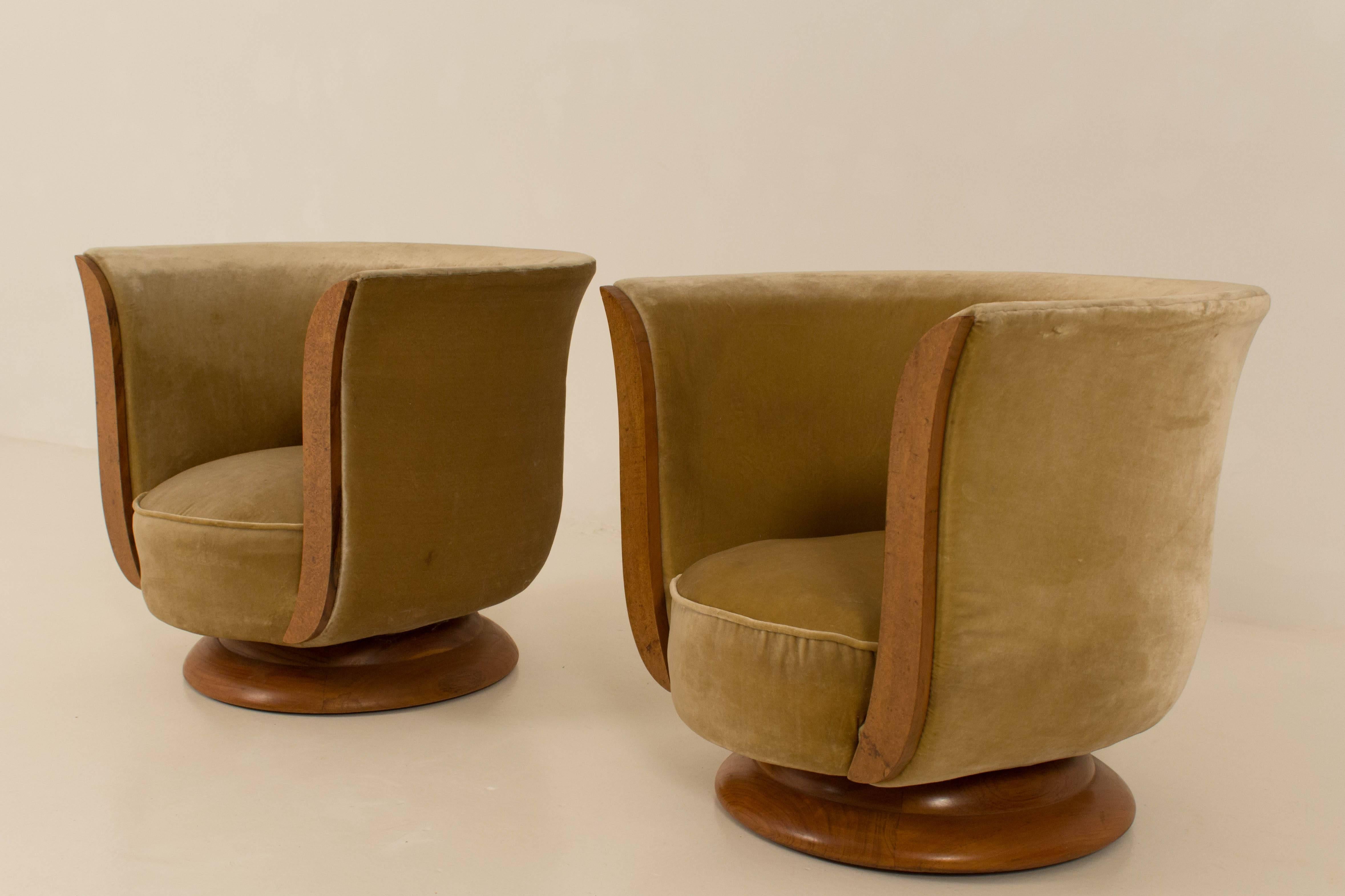 Stunning pair of Art Deco lounge chairs for Hotel Le Malandre 1930s.
Burl wood with velvet upholstery.
Special design for Hotel Le Malandre Belgium.
Marked with metal tag.
In good original condition.
