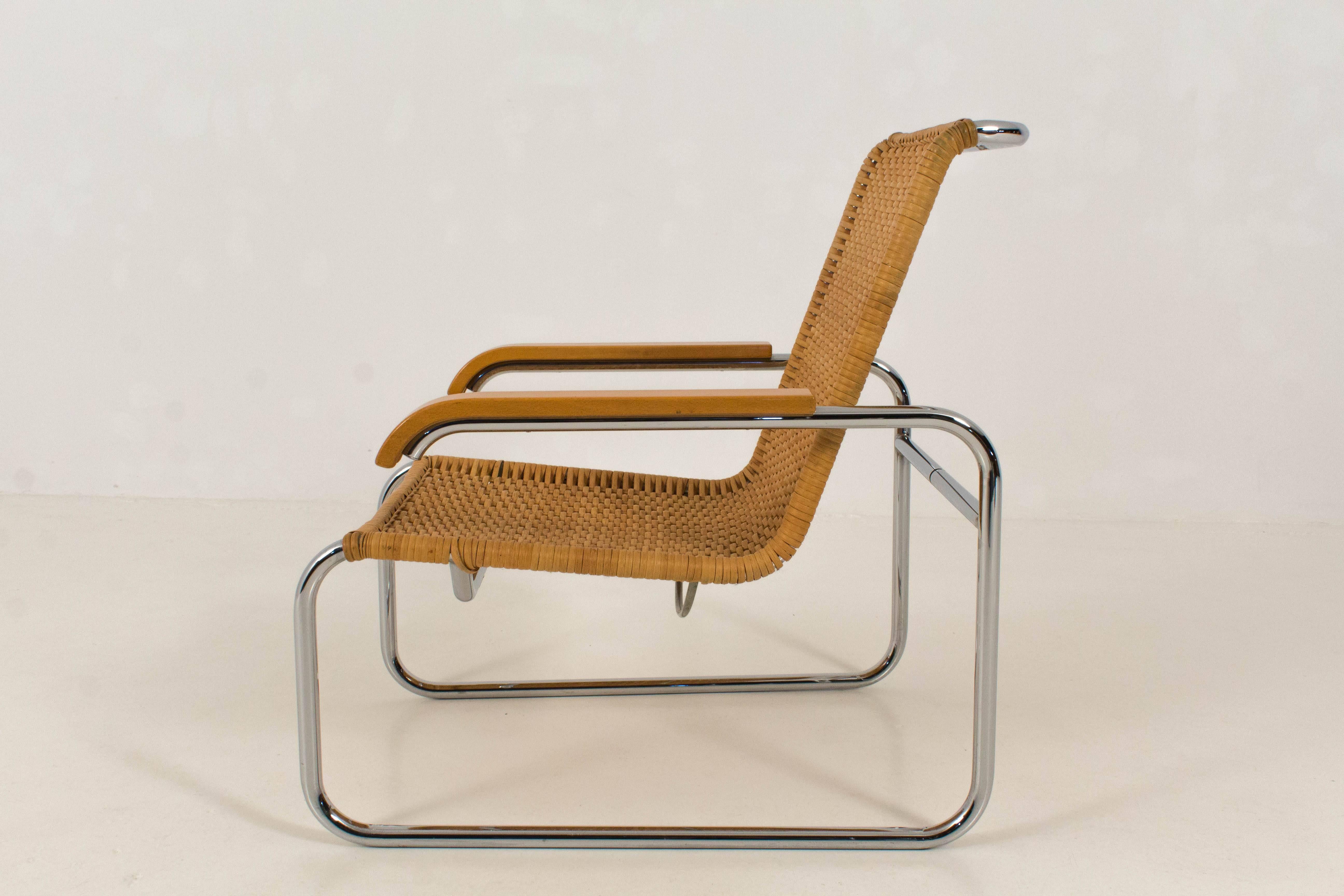 B 35 lounge chair by Marcel Breuer for Thonet, 1970s.
Chromed metal and rattan with wooden armrests.
Re-edition by Thonet 1970s and marked with Thonet sticker.

In good original condition.