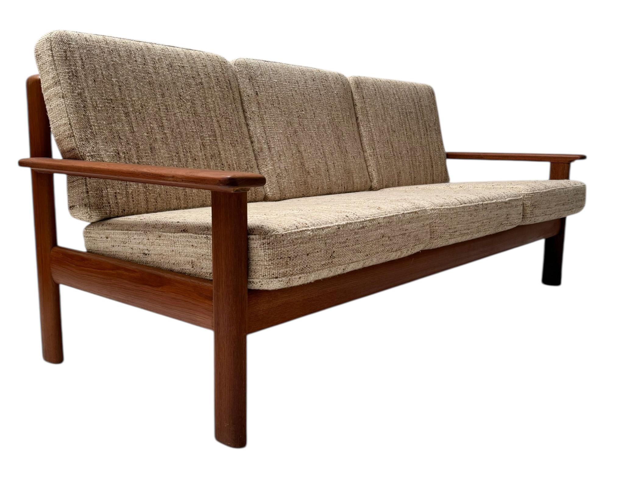 Stunning and elegant Mid-Century Modern Antimott three-piece sofa.
Design by Walter Knoll & Wilhelm Knoll.
Striking German design from the 1960s.
Solid teak frame with six original cushions with original fabric.
This wonderful three-piece Antimott