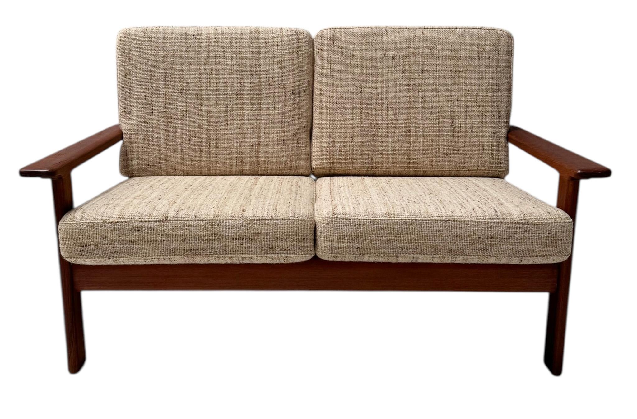 Impresionante y elegante sofá de dos piezas Antimott, moderno de mediados de siglo.
Diseño de Walter Knoll y Wilhelm Knoll.
Llamativo diseño alemán de la década de 1960.
Armazón de teca maciza con cuatro cojines originales con tela original.
Este