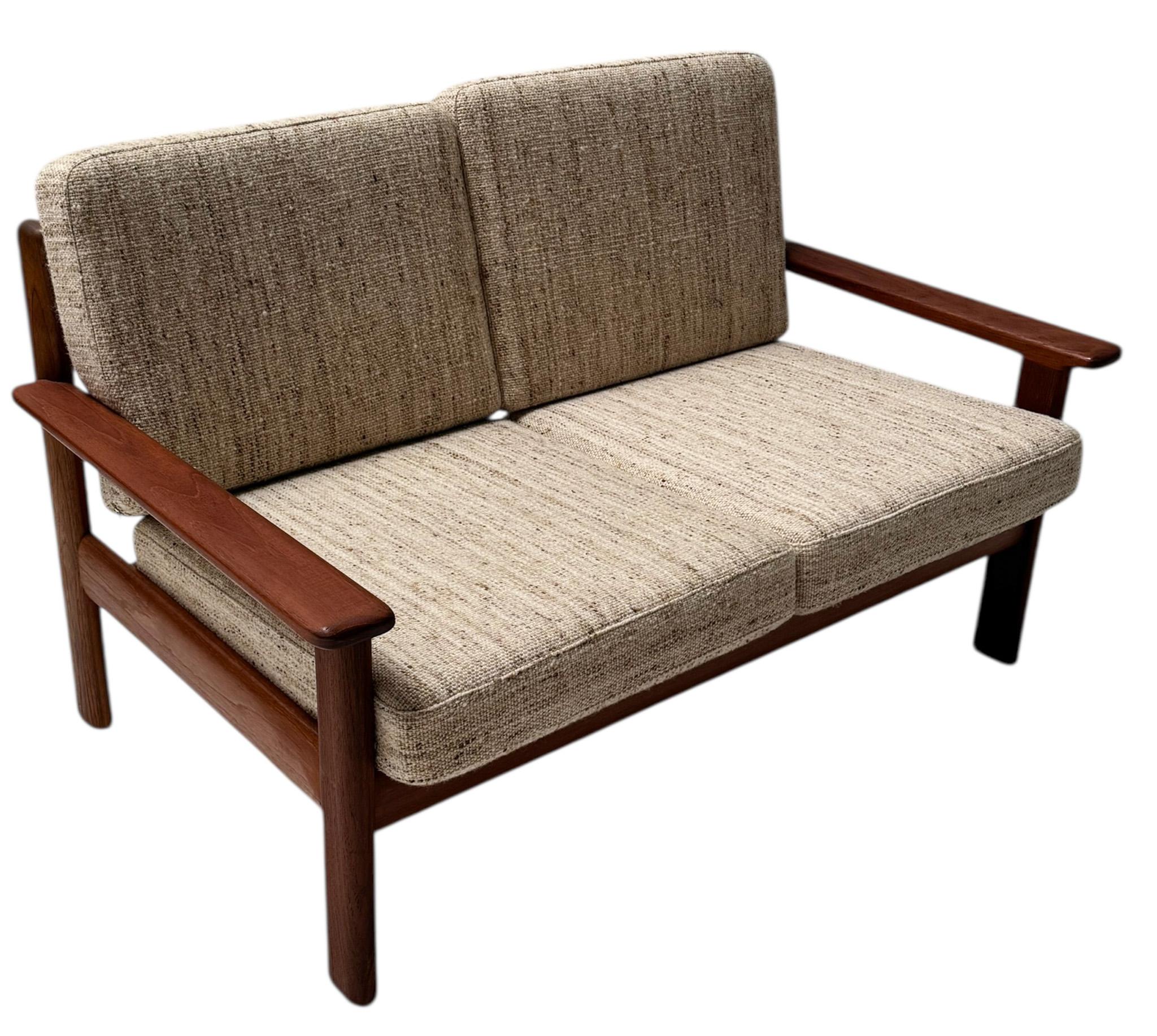 Moderno de mediados de siglo  Sofá Antimott de dos piezas de Walter Knoll / Wilhelm Knoll en venta 7