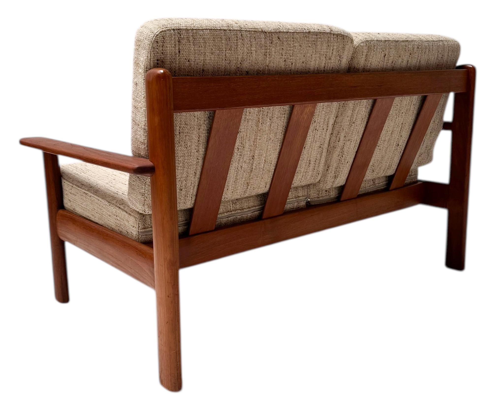 Moderno de mediados de siglo  Sofá Antimott de dos piezas de Walter Knoll / Wilhelm Knoll en venta 3