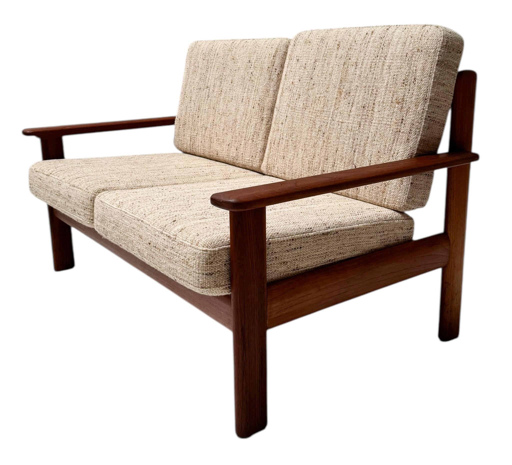 Moderno de mediados de siglo  Sofá Antimott de dos piezas de Walter Knoll / Wilhelm Knoll en venta 6