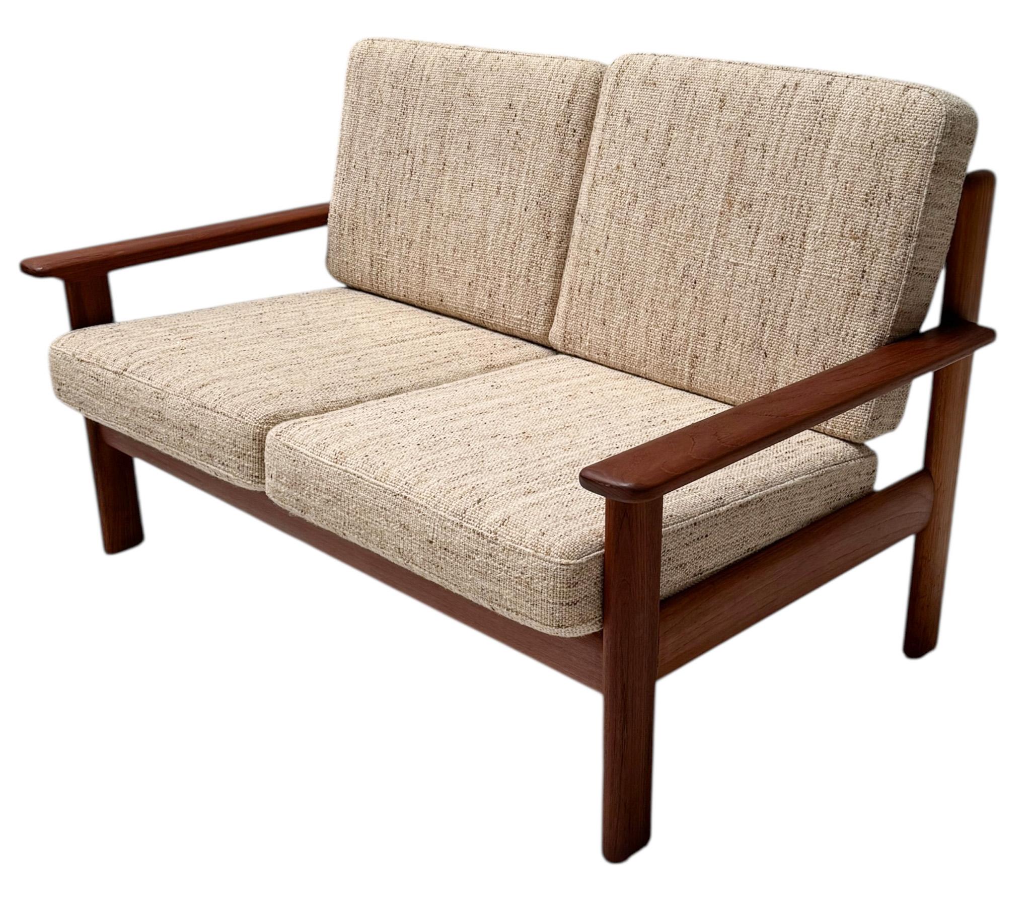 Moderno de mediados de siglo  Sofá Antimott de dos piezas de Walter Knoll / Wilhelm Knoll en venta 4