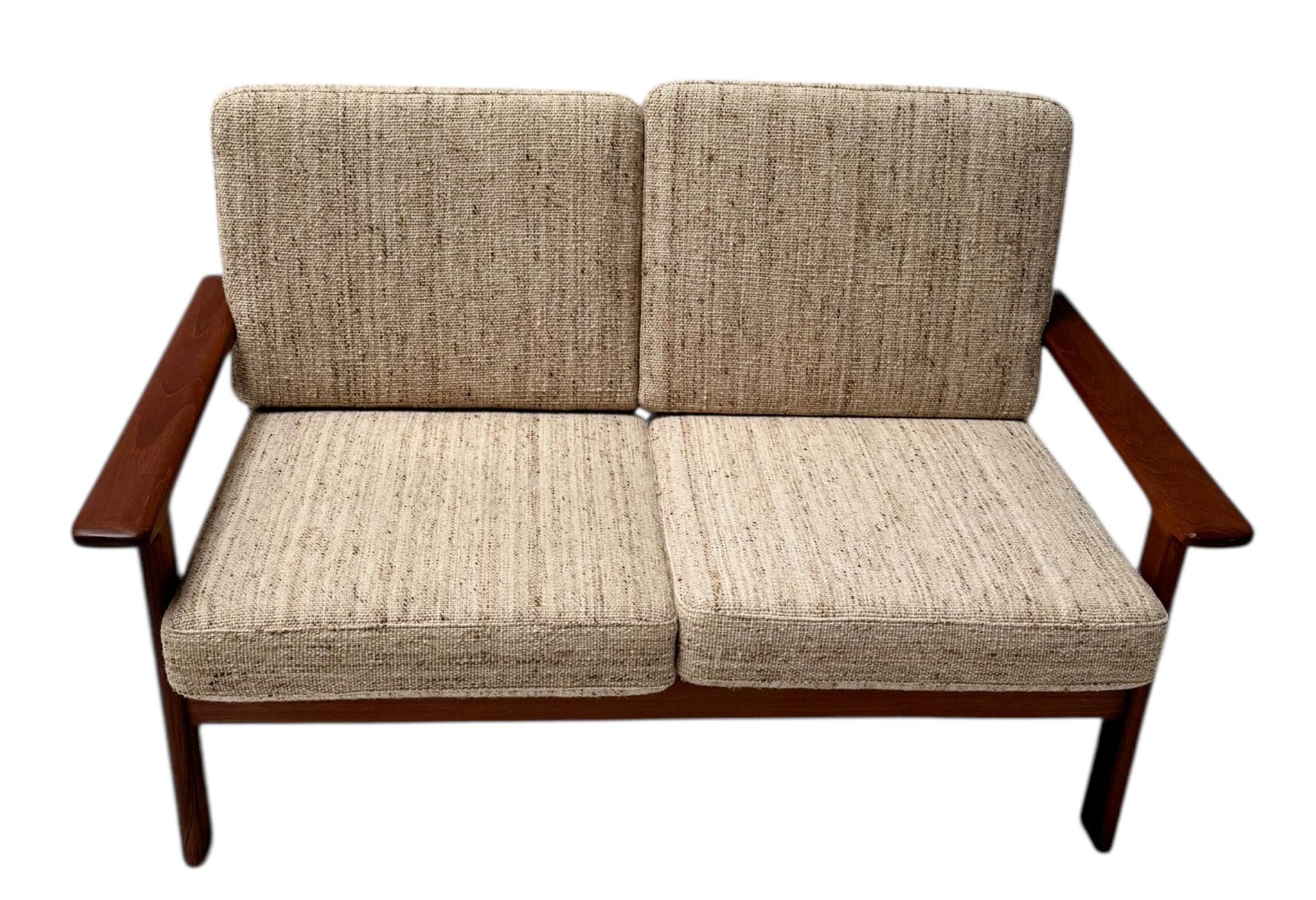 Moderno de mediados de siglo  Sofá Antimott de dos piezas de Walter Knoll / Wilhelm Knoll en venta 10