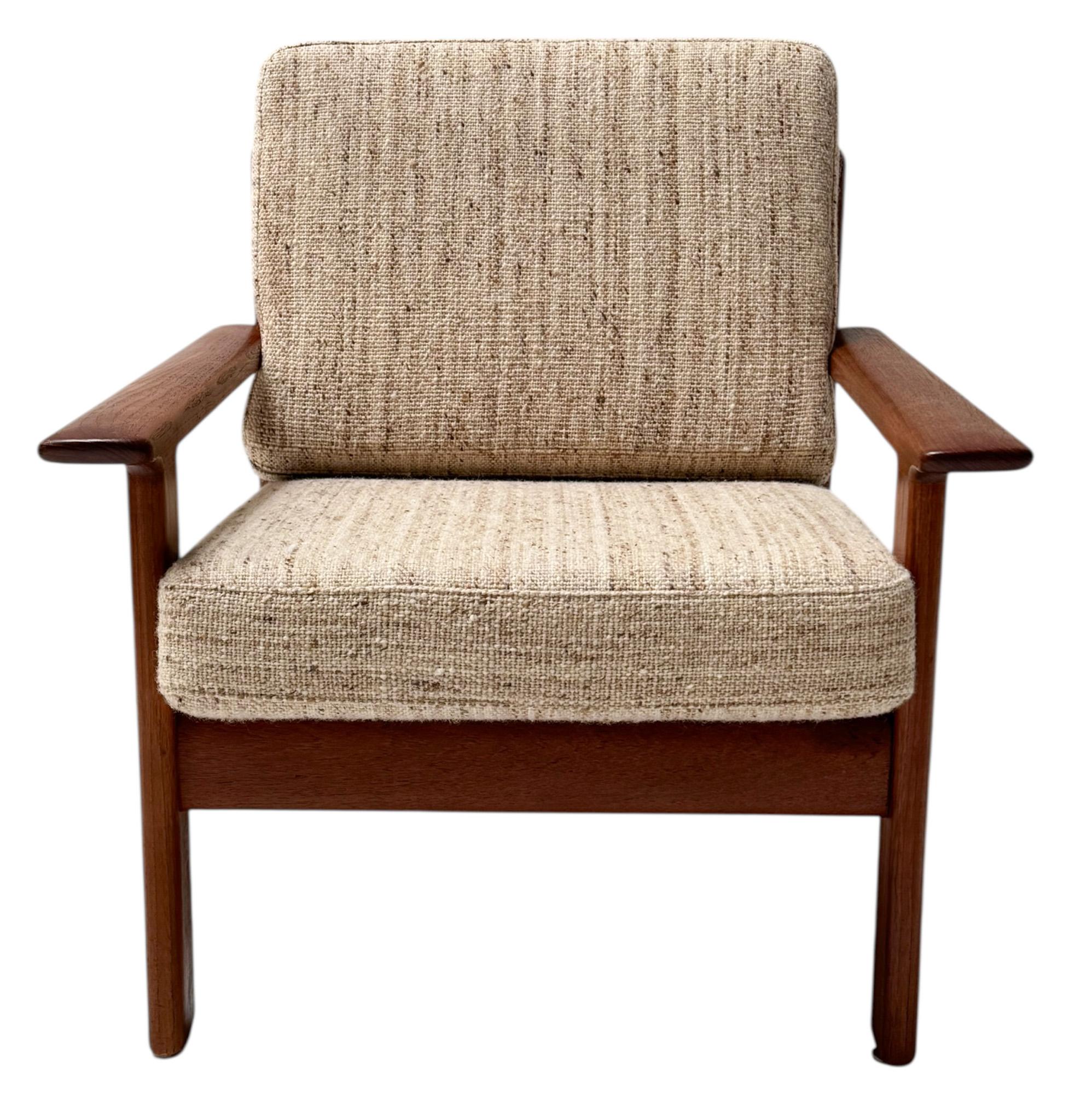 Impresionante y elegante sillón moderno de mediados de siglo Antimott
Diseño de Walter Knoll y Wilhelm Knoll.
Llamativo diseño alemán de la década de 1960.
Armazón de teca maciza con dos cojines originales con tela original.
Este maravilloso sillón