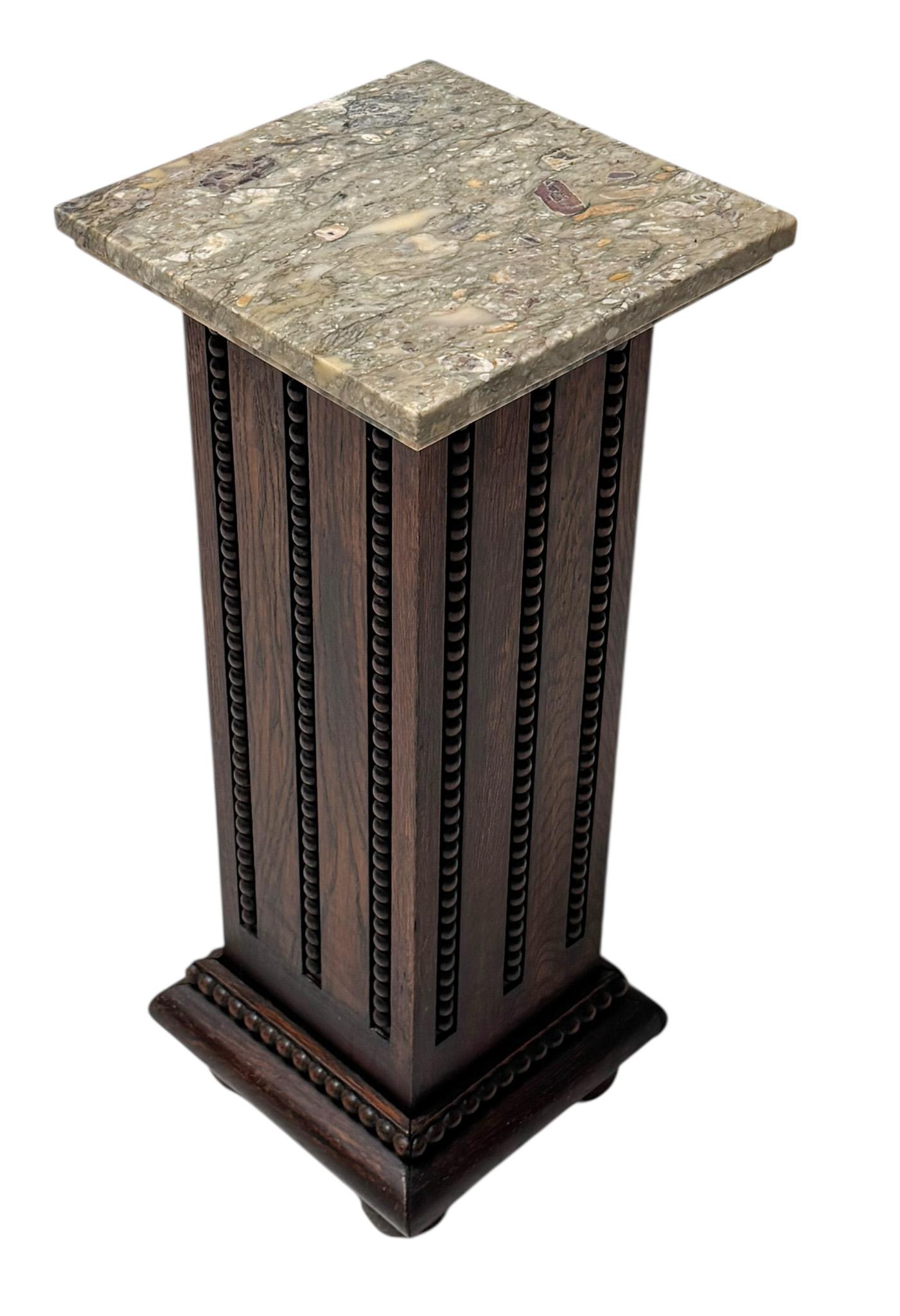 Stupendo ed elegante piedistallo Art Deco.
Un sorprendente design francese del 1930.
Base in rovere massiccio con piano in marmo originale multicolore.
Questo meraviglioso piedistallo francese Art Déco con piano in marmo multicolore è in ottime