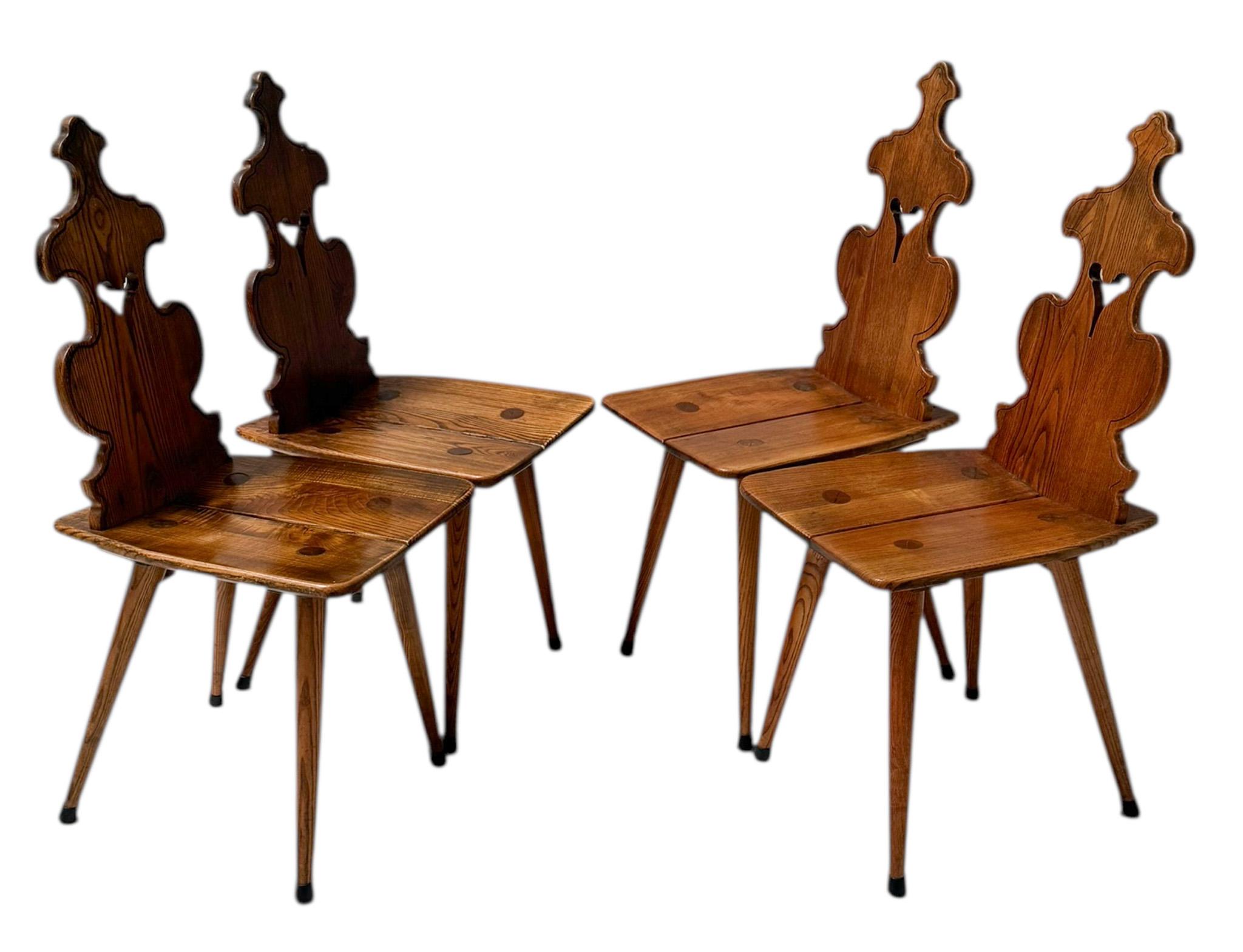 Wunderschöner und eleganter Satz von vier brutalistischen Tiroler oder Schweizer Bergstühlen.
Markantes Design aus der Region Tirol in den österreichischen, schweizerischen und italienischen Alpen.
Handgefertigte Rahmen aus massiver Eiche, die für