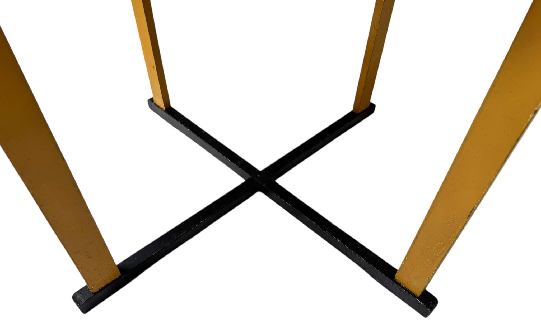 Laqué Deux fauteuils et une table en hêtre laqué Art déco moderniste, années 1930 en vente
