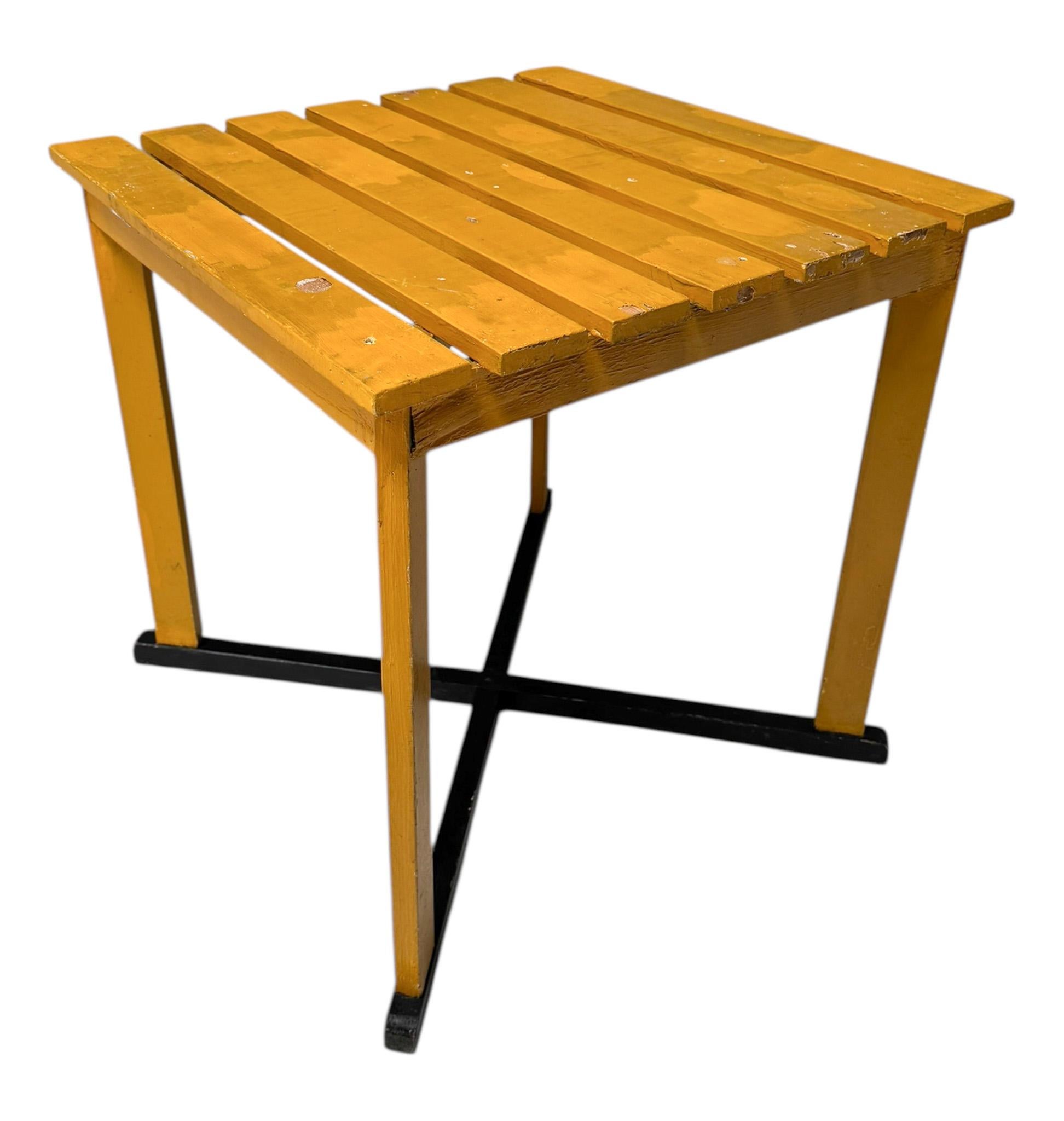 Hêtre Deux fauteuils et une table en hêtre laqué Art déco moderniste, années 1930 en vente