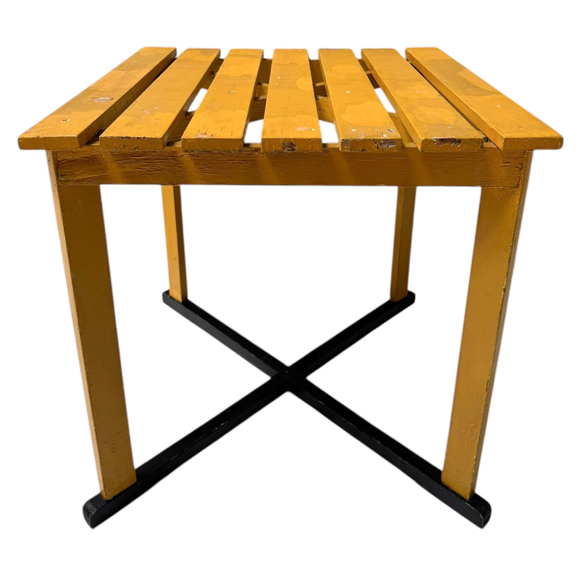 Milieu du XXe siècle Deux fauteuils et une table en hêtre laqué Art déco moderniste, années 1930 en vente