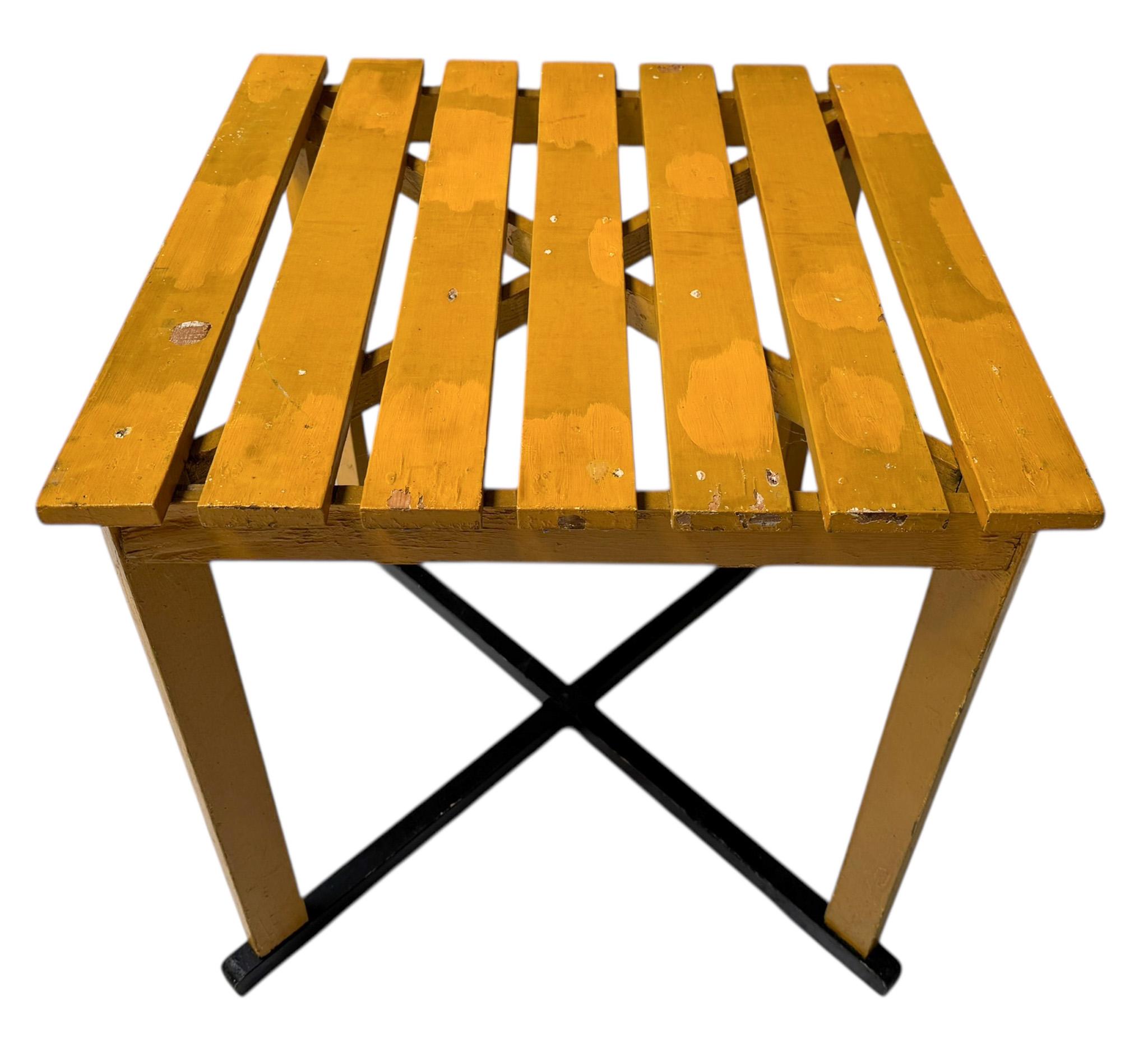 Deux fauteuils et une table en hêtre laqué Art déco moderniste, années 1930 Bon état - En vente à Amsterdam, NL