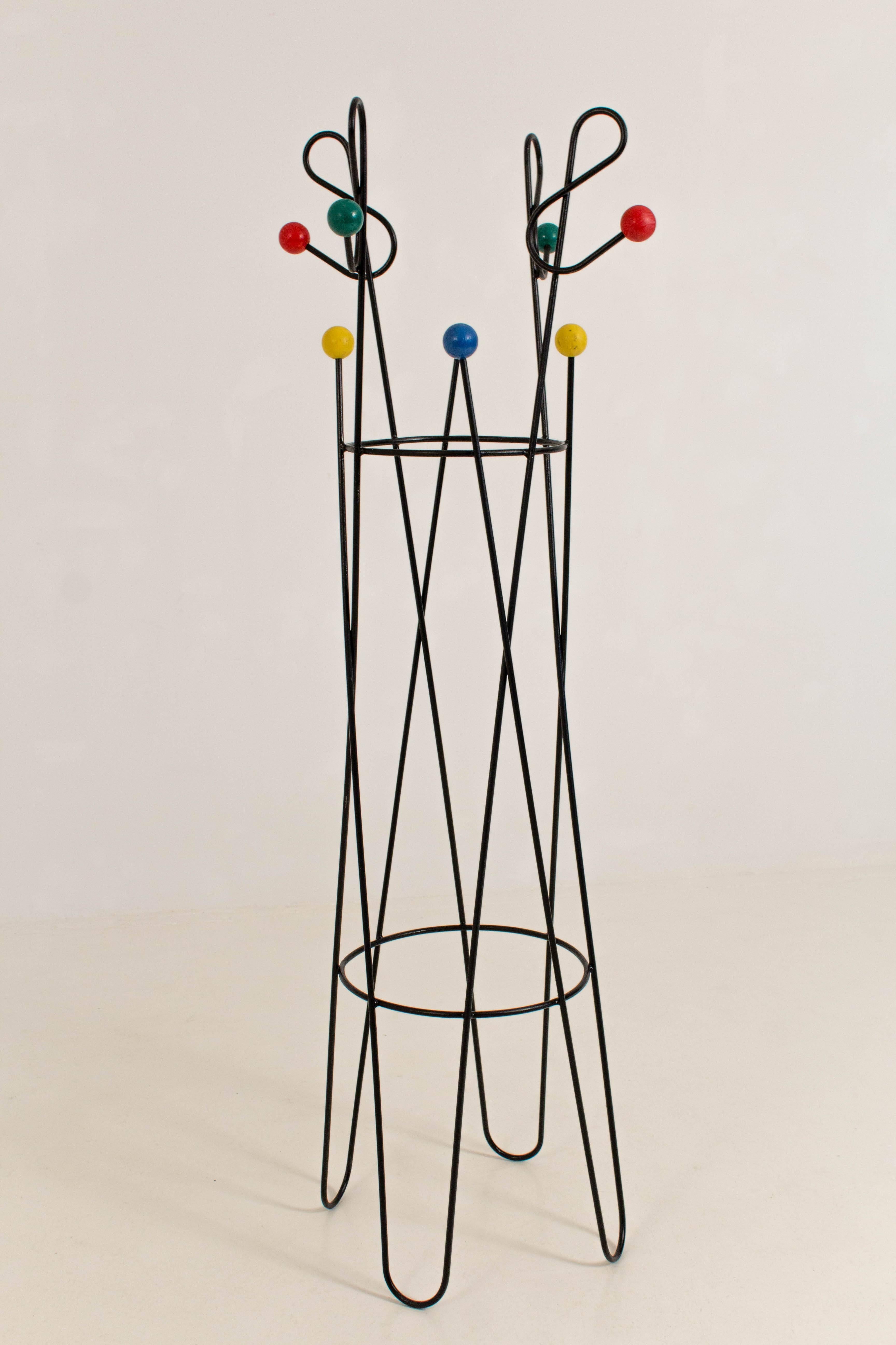 Mid-Century Modern French iron coat stand by Roger Feraud.
Lacquered iron frame with eight lacquered wooden spheres.
In very good condition.