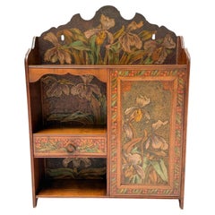 Armario de pared del Aesthetic Movement, con motivos florales pintados a mano, nogal, década de 1890