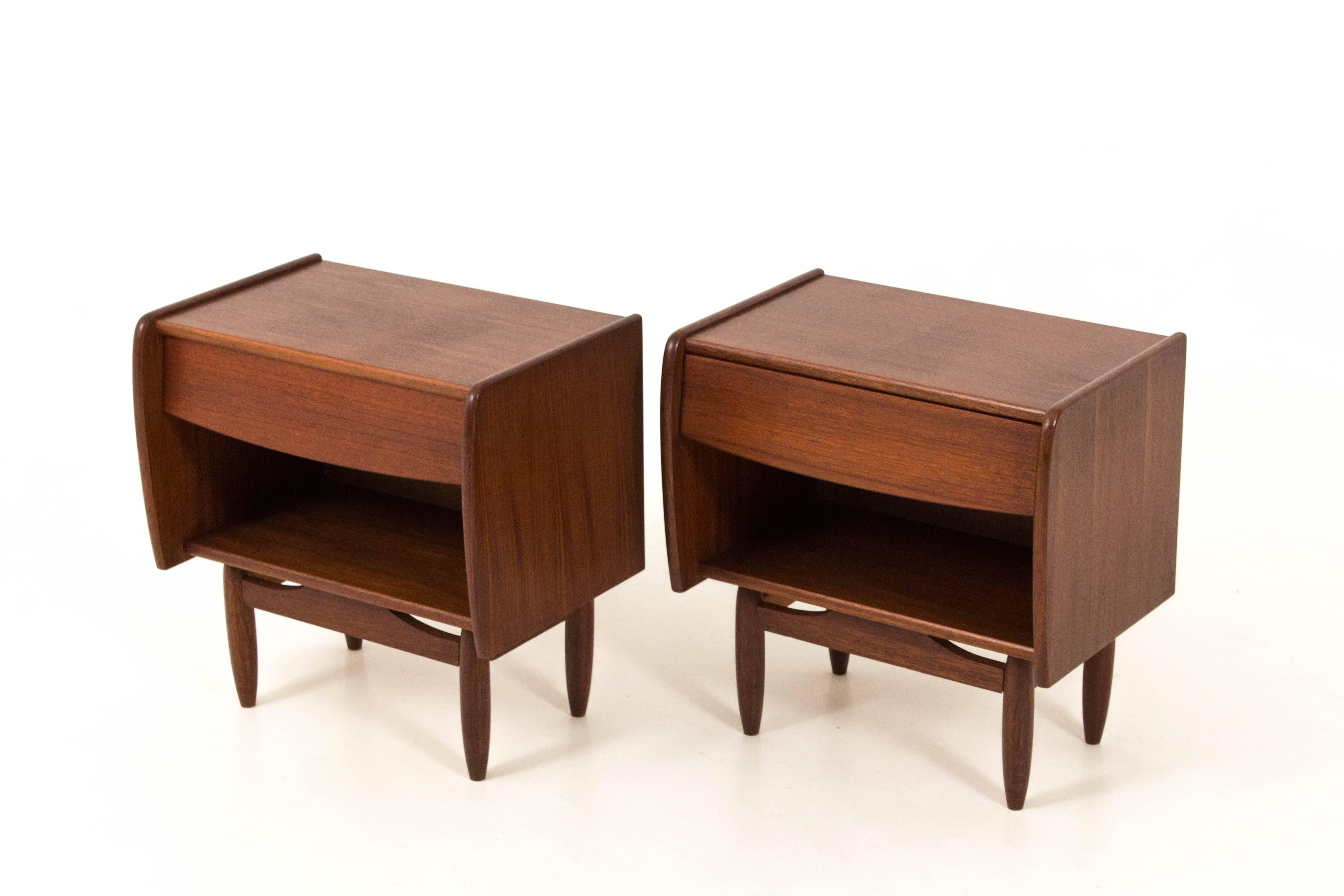 Stunning pair of Mid-Century Modern teak nightstands by Louis Van Teeffelen.
In good original condition with minor wear consistent with age and use,
preserving a beautiful patina.