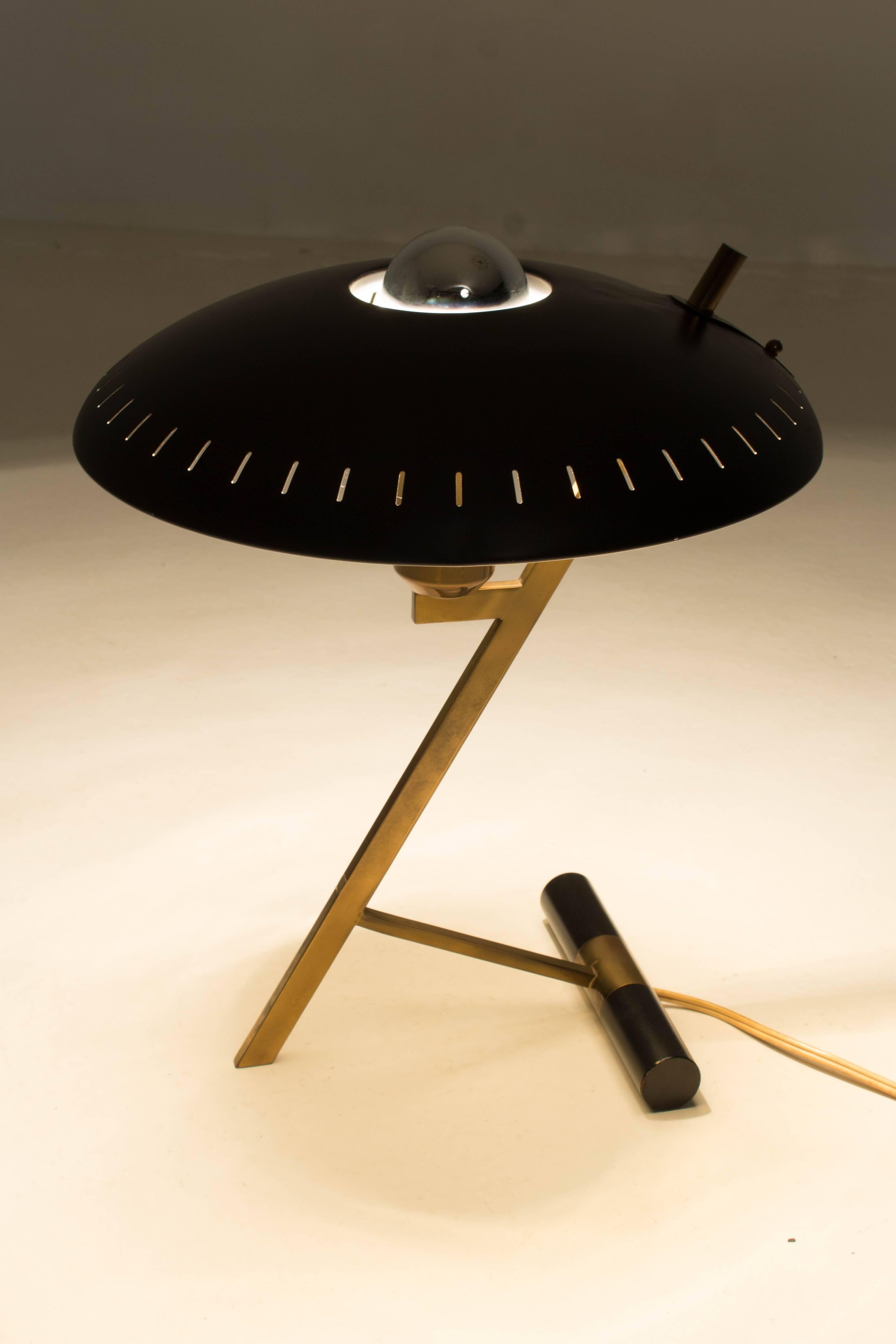 Z-shaped table lamp by Louis Kalff for Philips, 1950s.
This stunning design is the first edition with brass frame
and a black lacquered perforated metal shade.
In good original condition.