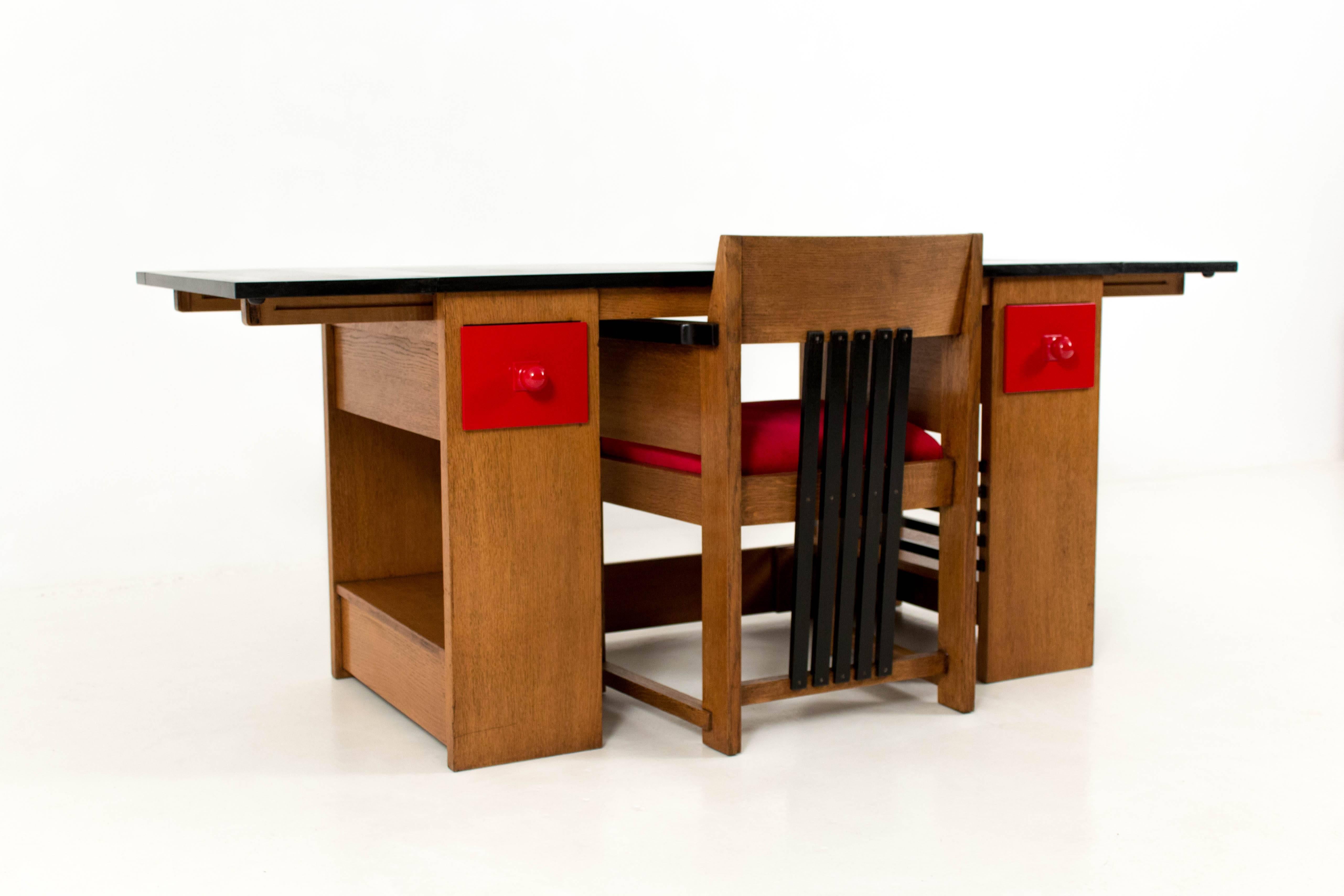 Important and rare Art Deco Haagse School desk and armchair by Henk Wouda for Pander, 1927.
Stunning design and part of a set with matching sideboard.
This set was part of the BKI exhibition in the Stedelijk Museum in Amsterdam in
1927.
Oak, red