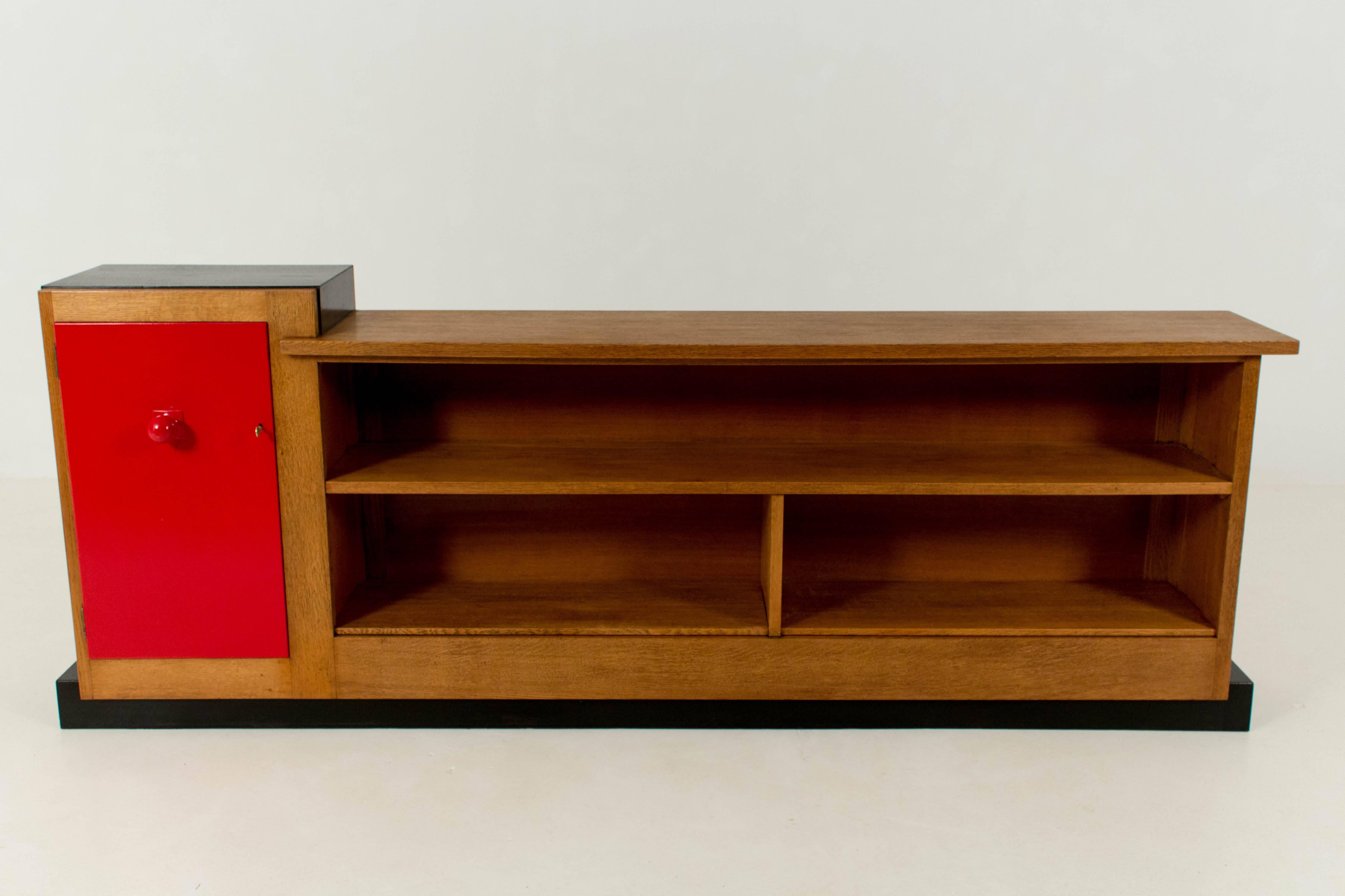 Important and rare Art Deco Haagse school sideboard by Henk Wouda for Pander 1927.
Stunning design and part of a set with matching desk and armchair.
This set was part of the BKI exhibition in the Stedelijk Museum in Amsterdam in 1927.
Oak, red
